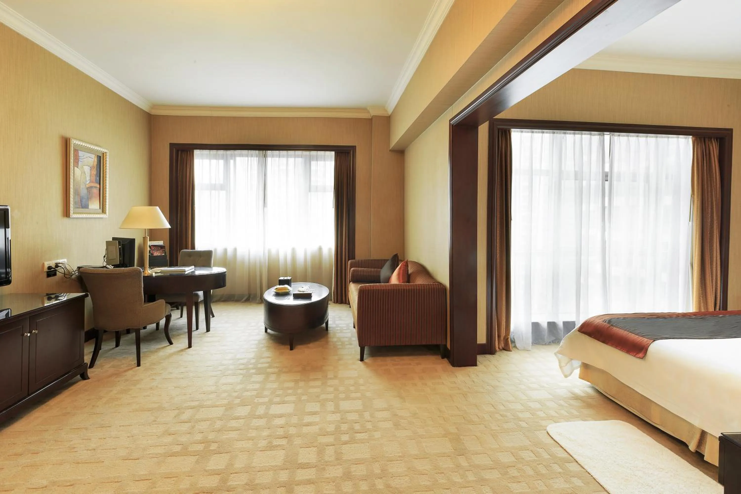 Living room, Bed in Grand International Hotel