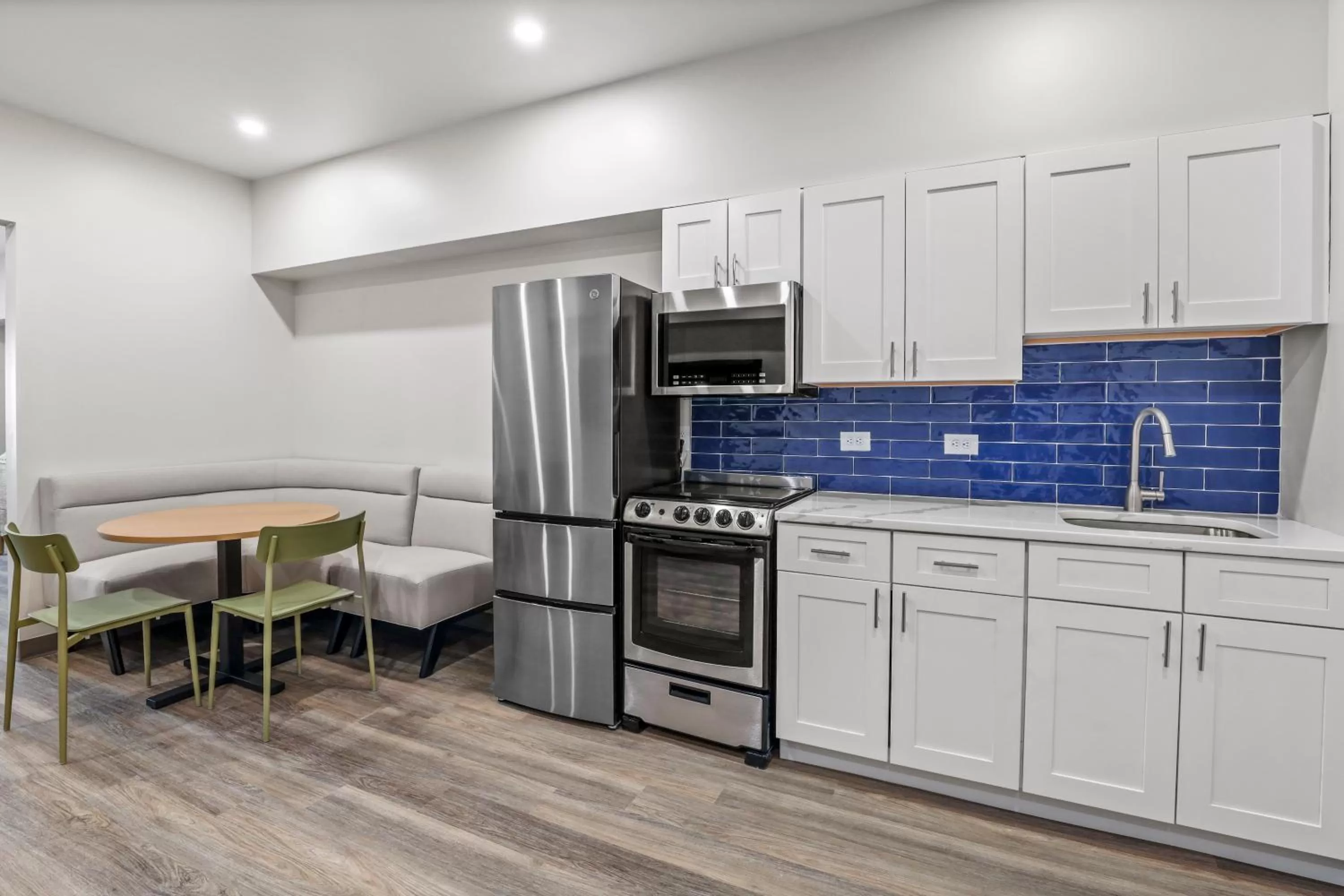 Kitchen or kitchenette in Seaport Suites