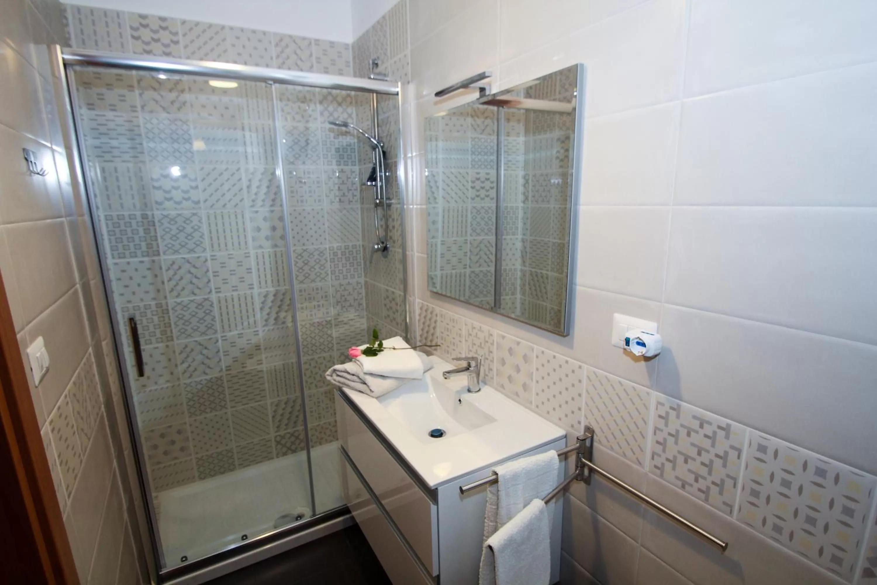 Shower in AceroRosso B&B