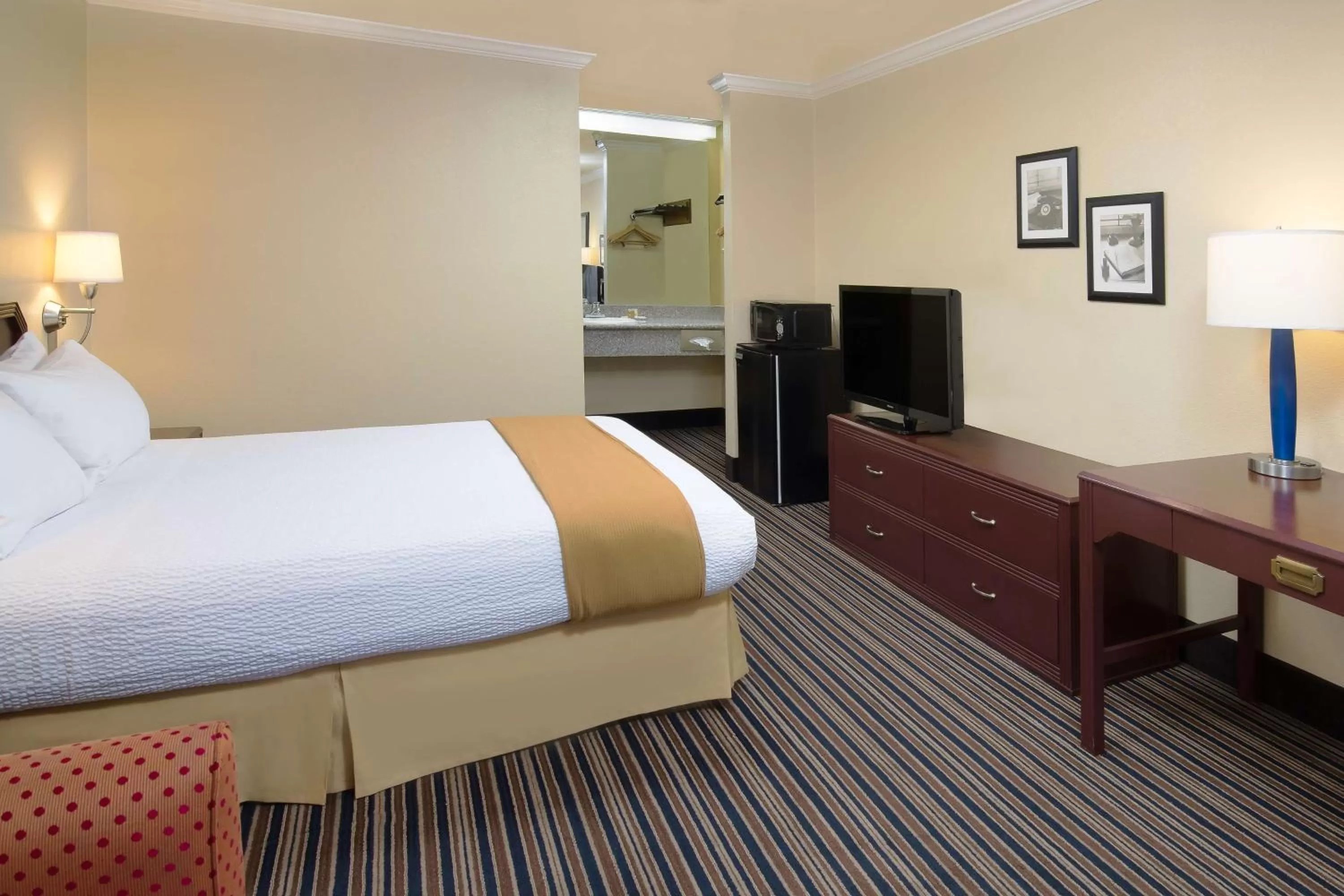 Queen Room - Non-Smoking in Days Inn by Wyndham Pinole Berkeley