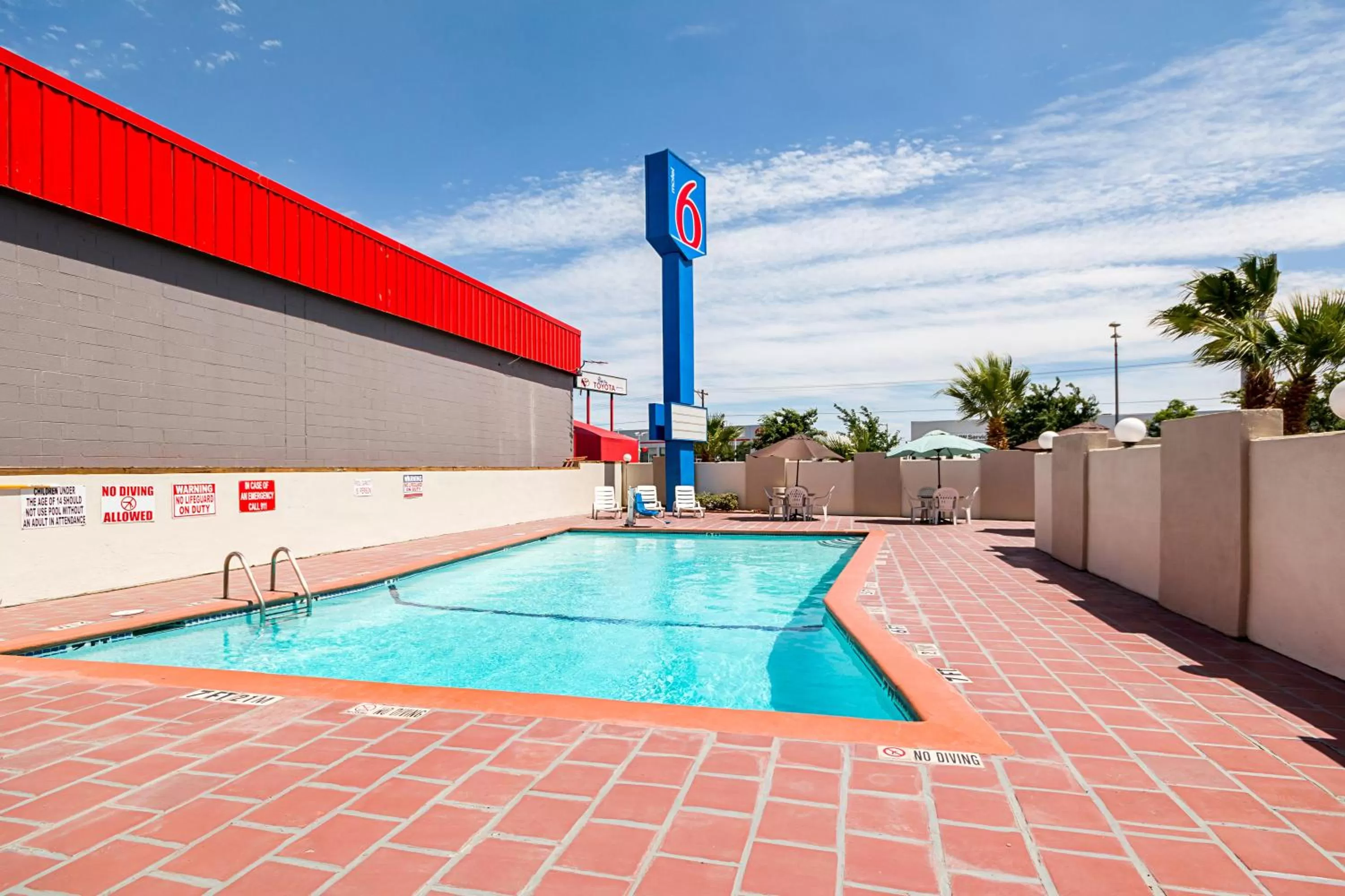 Swimming pool in Motel 6-El Paso, TX - Airport - Fort Bliss