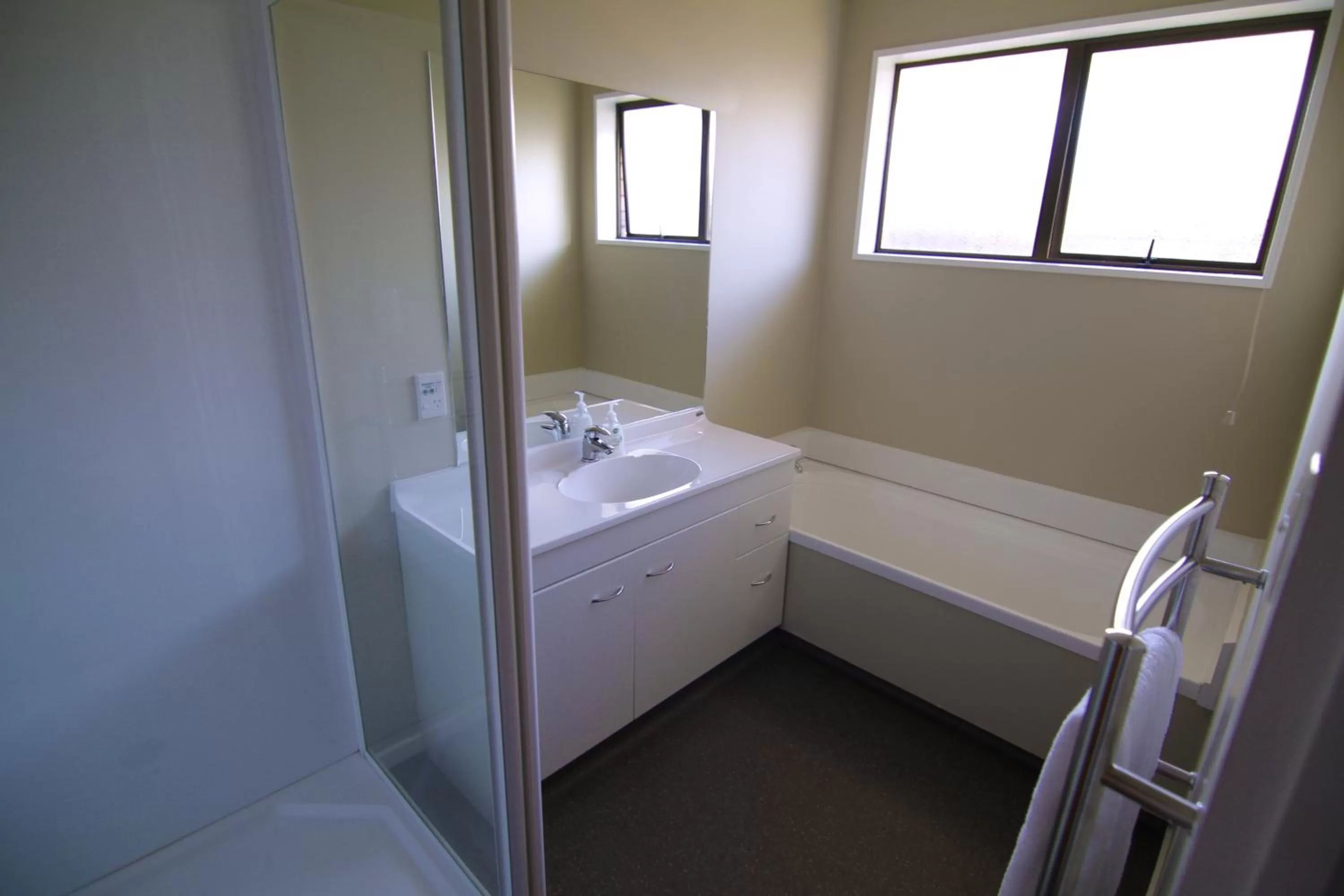 Bathroom, Bed in Metropolitan Motel on Riccarton - 2 mins walk to Westfield