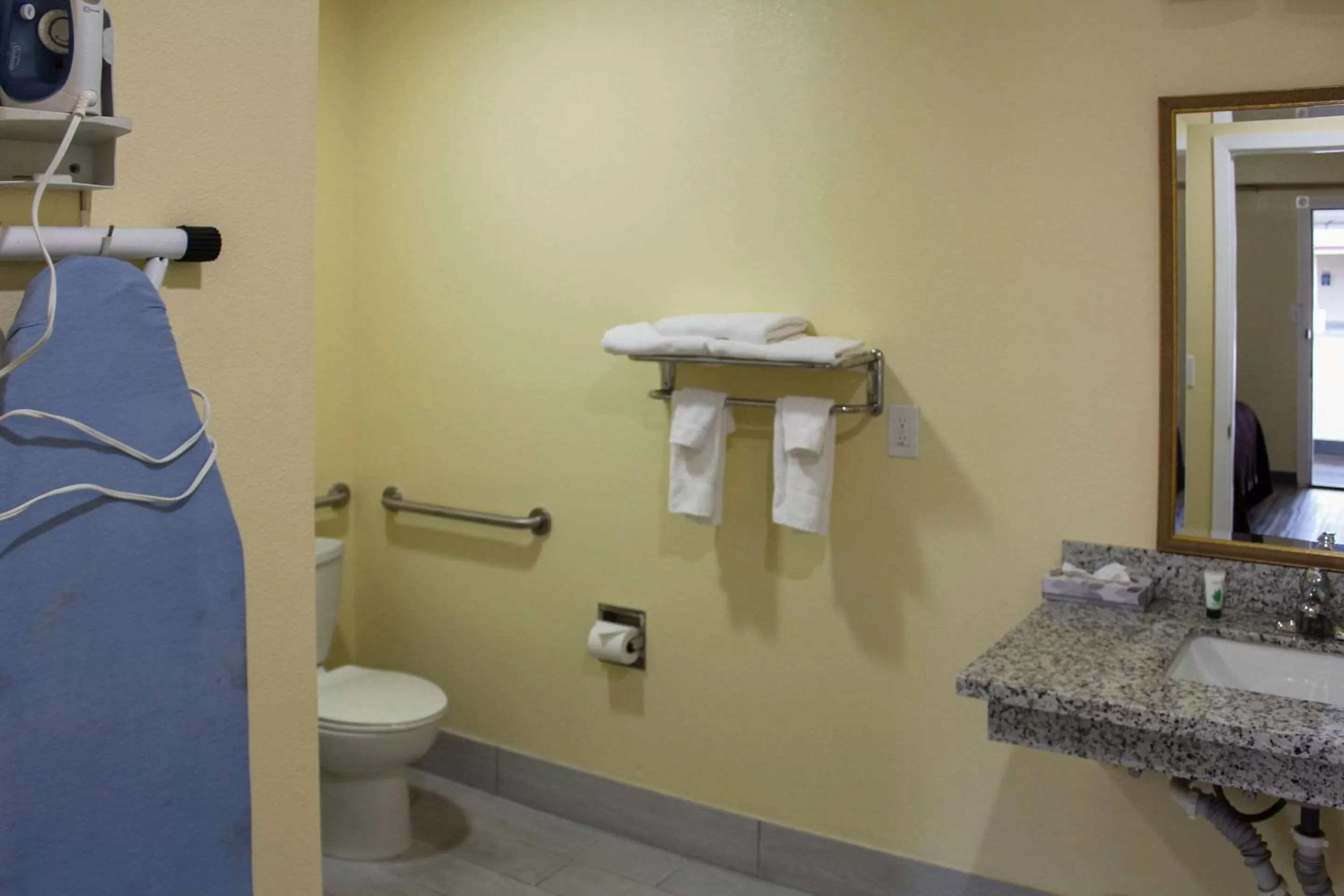 Bedroom in Rodeway Inn Medford South I-5