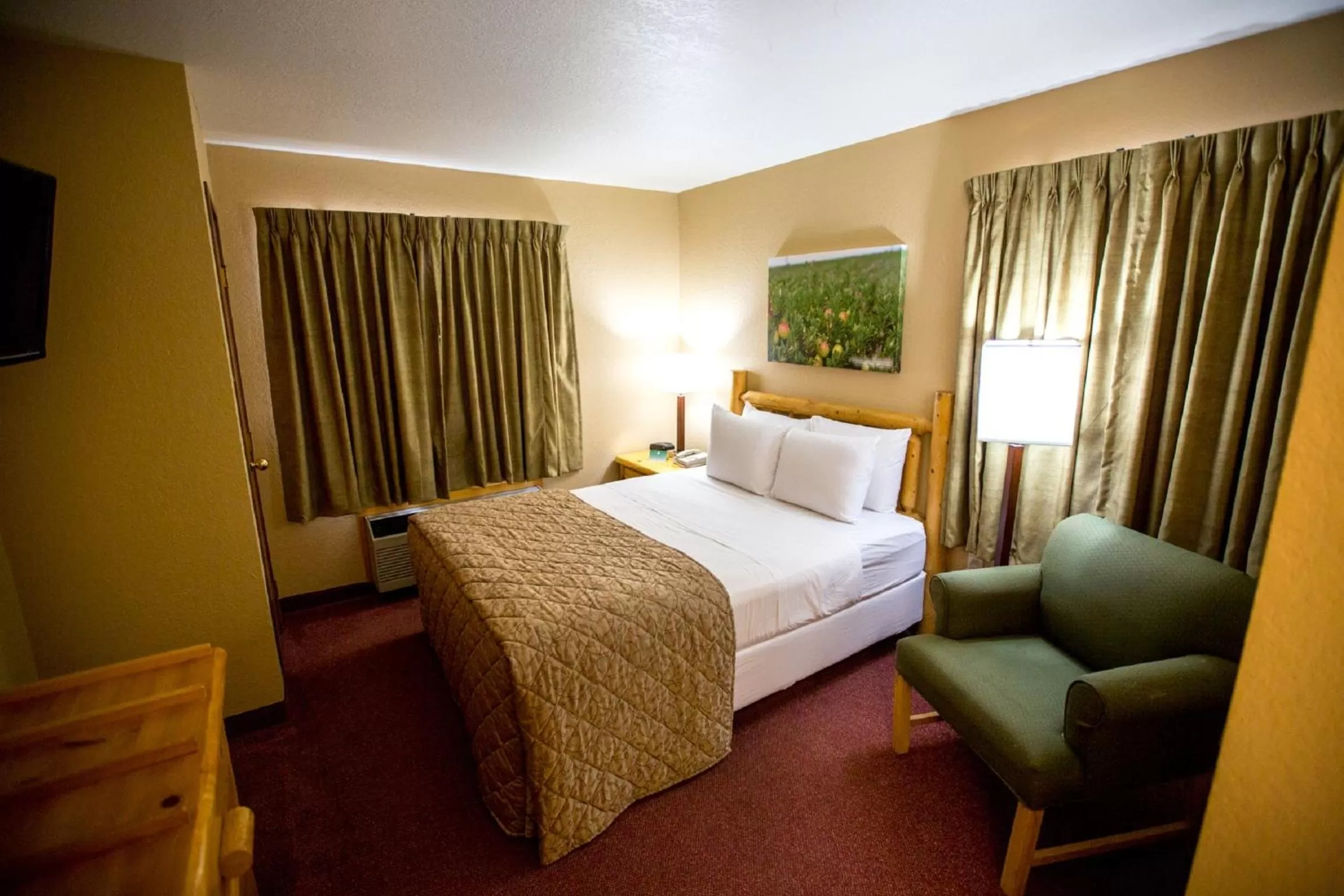 Bedroom, Bed in Cranberry Country Lodge