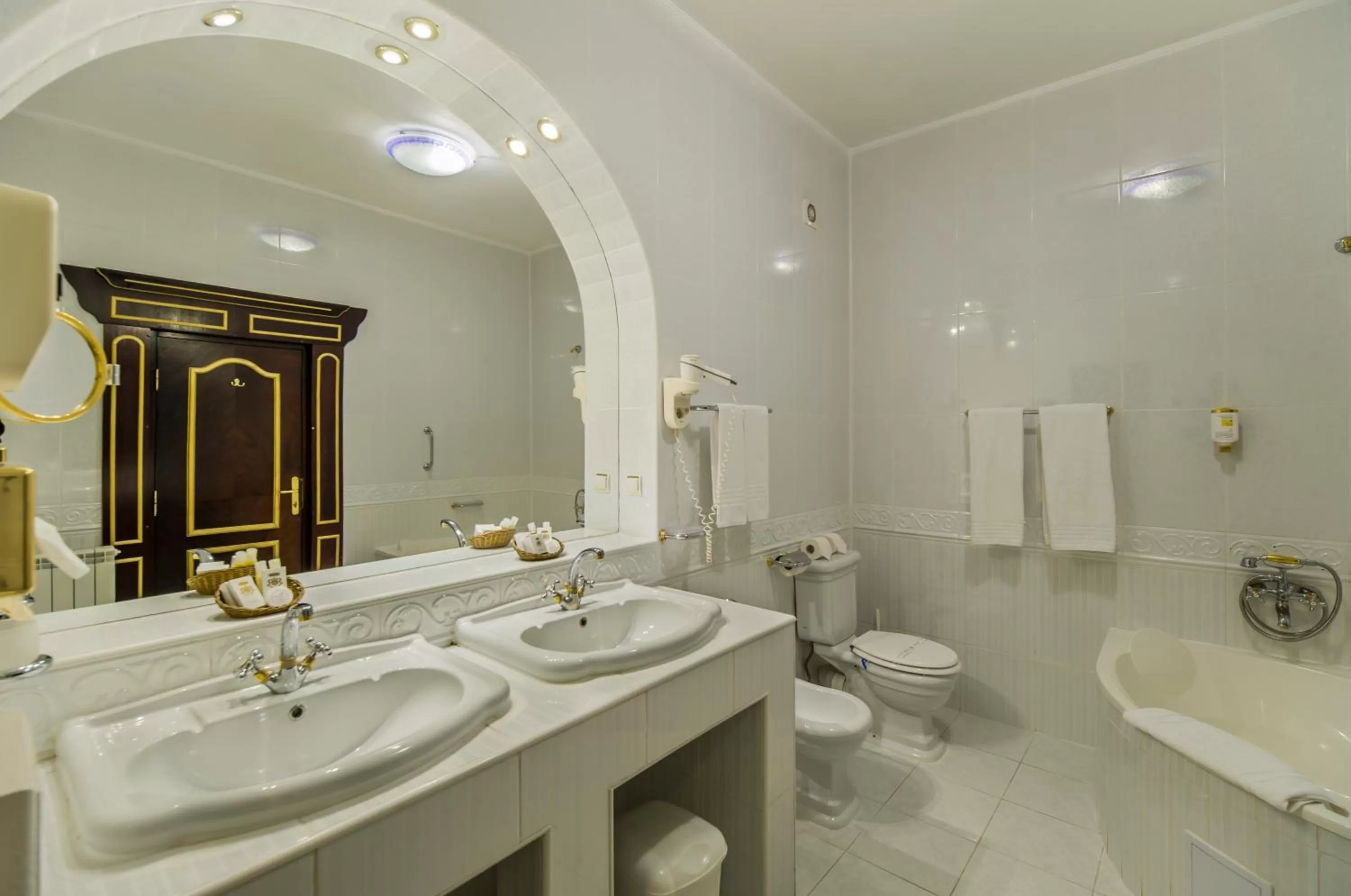 Bathroom in Aurelius Imparatul Romanilor Hotel & SPA