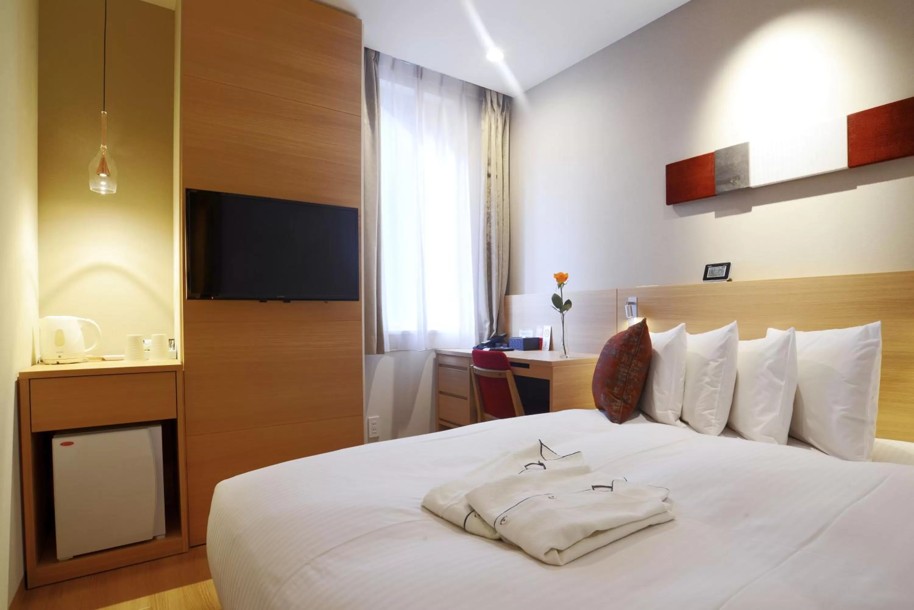 TV and multimedia, Bed in Red Roof Inn & Suites Osaka Namba Nipponbashi