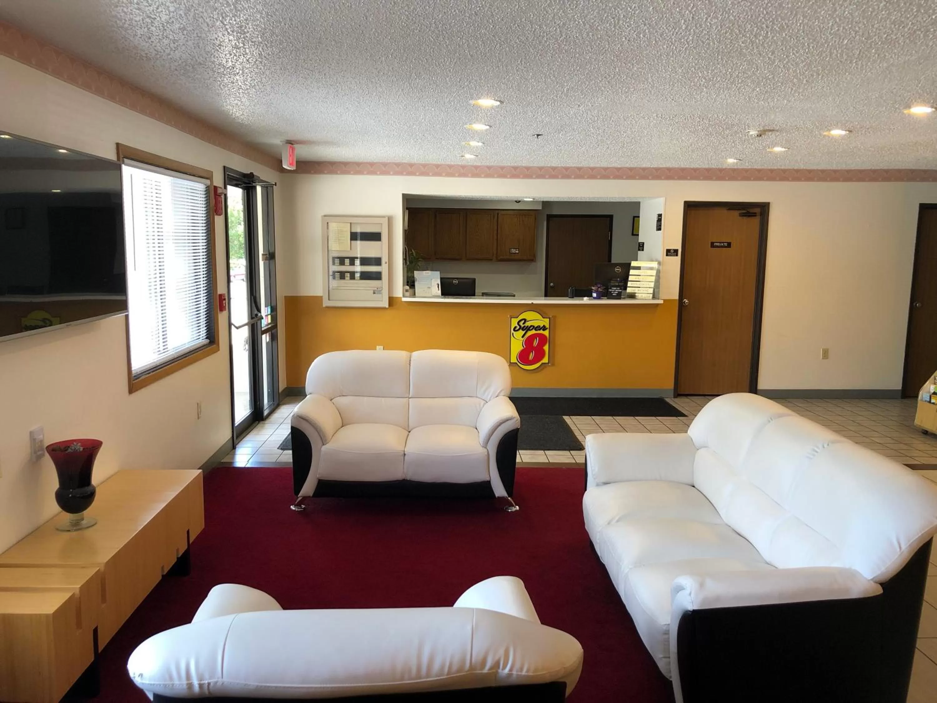 Lobby or reception in Super 8 by Wyndham Front Royal Near Shenandoah National Park