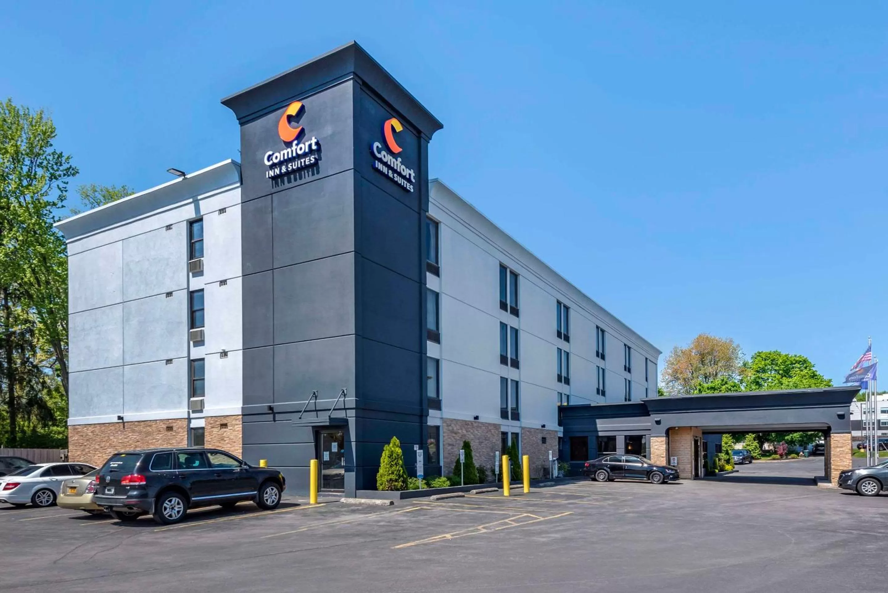 Property building in Comfort Inn & Suites Liverpool - Syracuse North