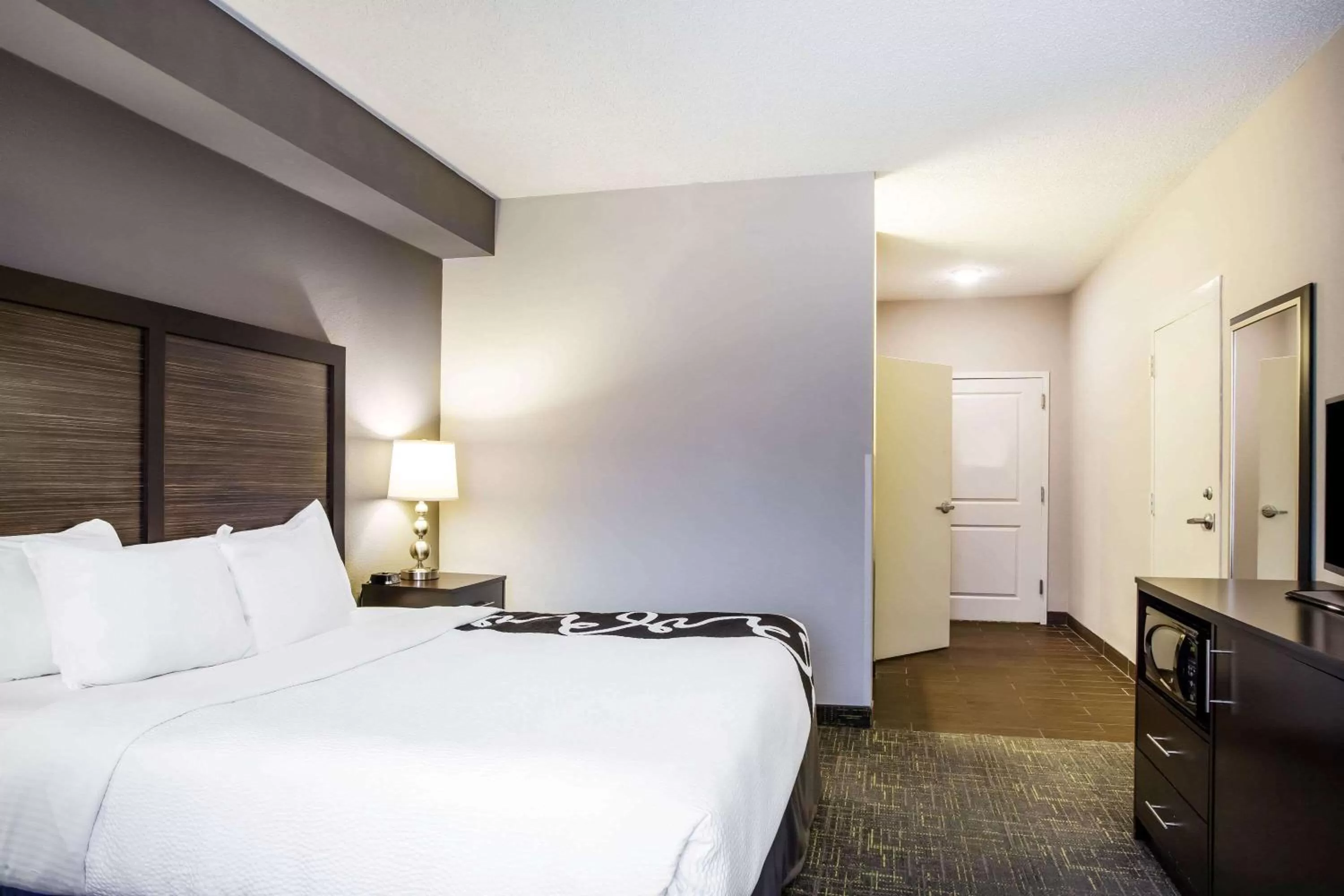 Photo of the whole room, Bed in La Quinta by Wyndham Lynchburg at Liberty Univ.