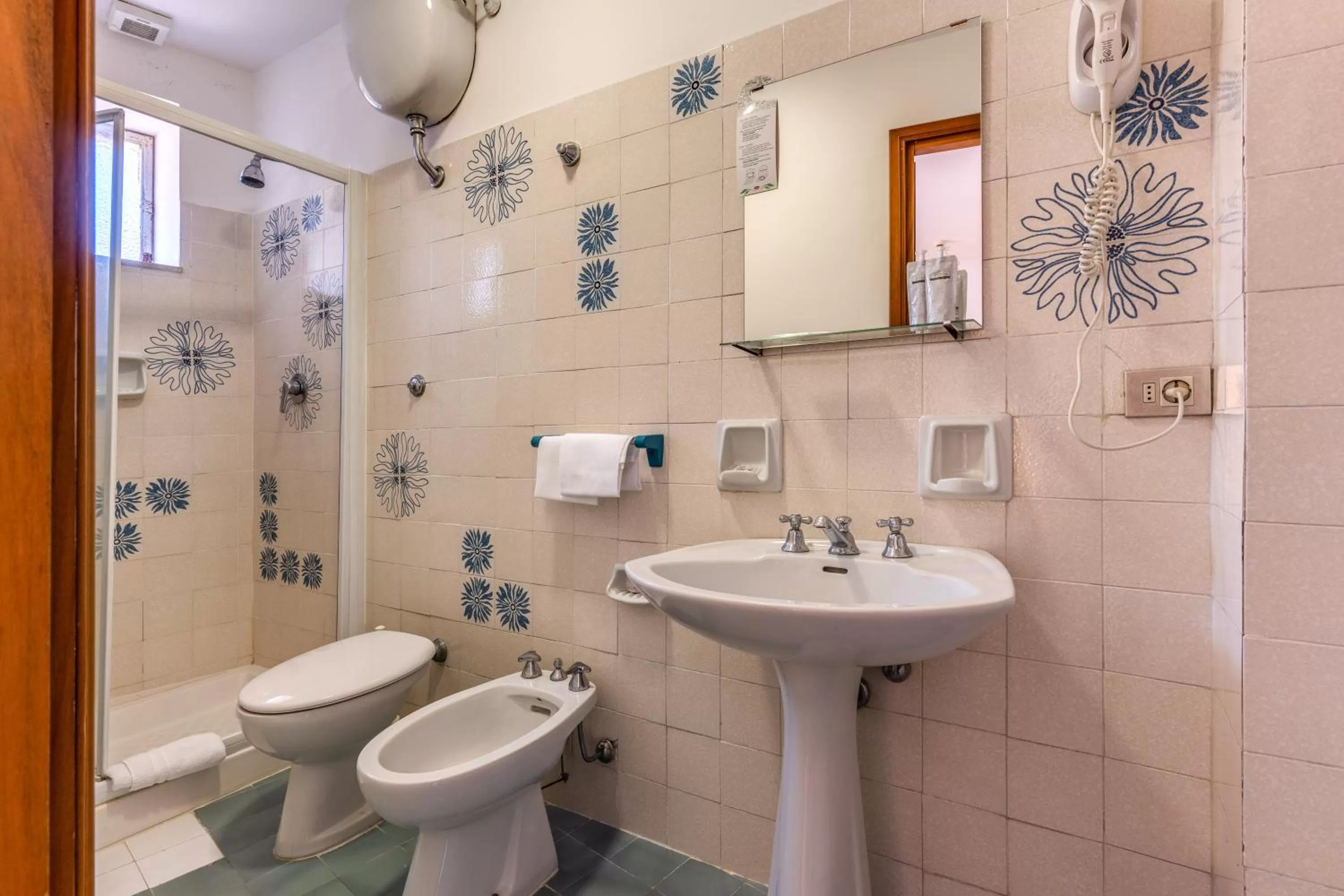 Bathroom in Hotel King