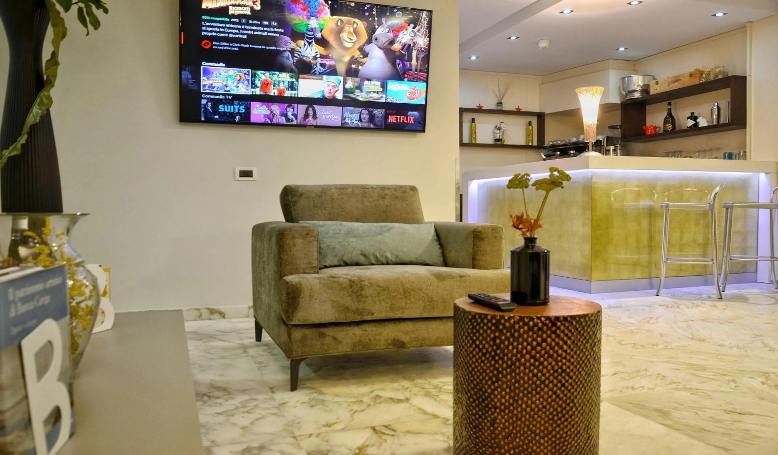 Communal lounge/ TV room in Hotel Tiffany