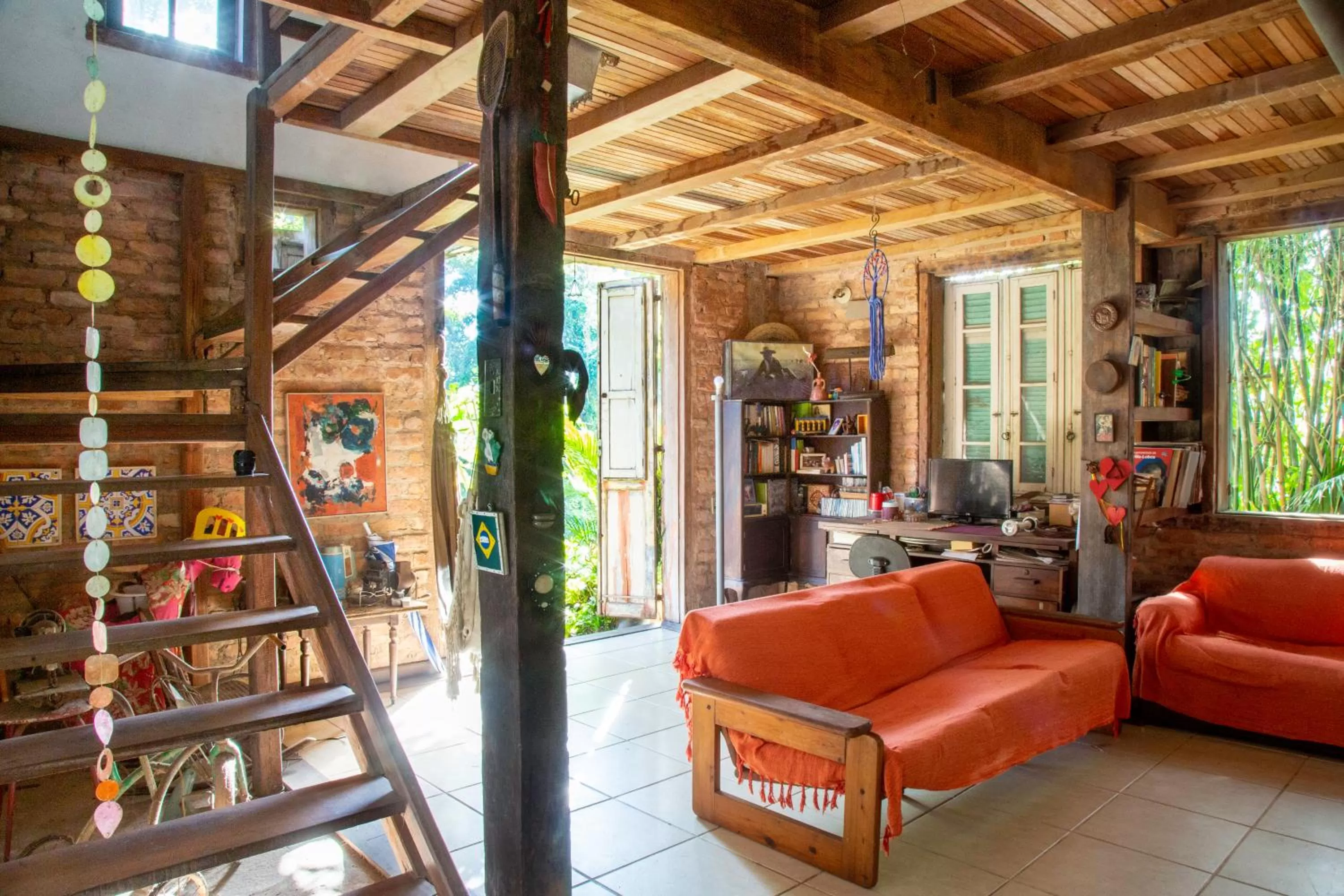 Living room, Lobby/Reception in Casa em meio a natureza - Ideal para casal