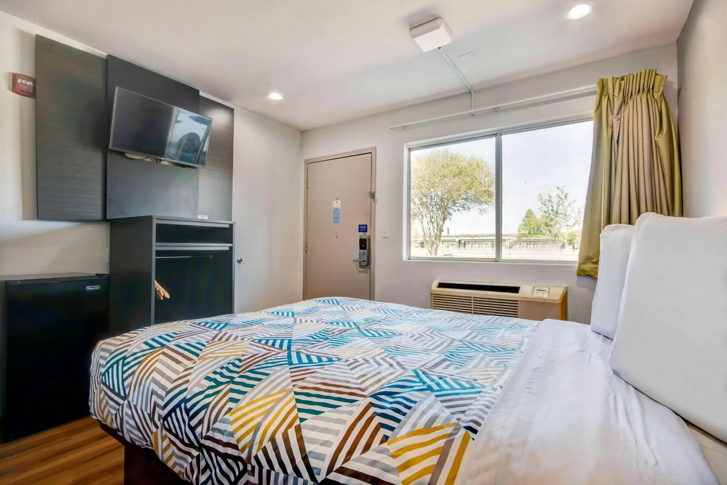 Queen Room - single occupancy in Motel 6-Port Allen, LA - Baton Rouge Queen Room - single occupancy in Motel 6-Port Allen, LA - Baton Rouge