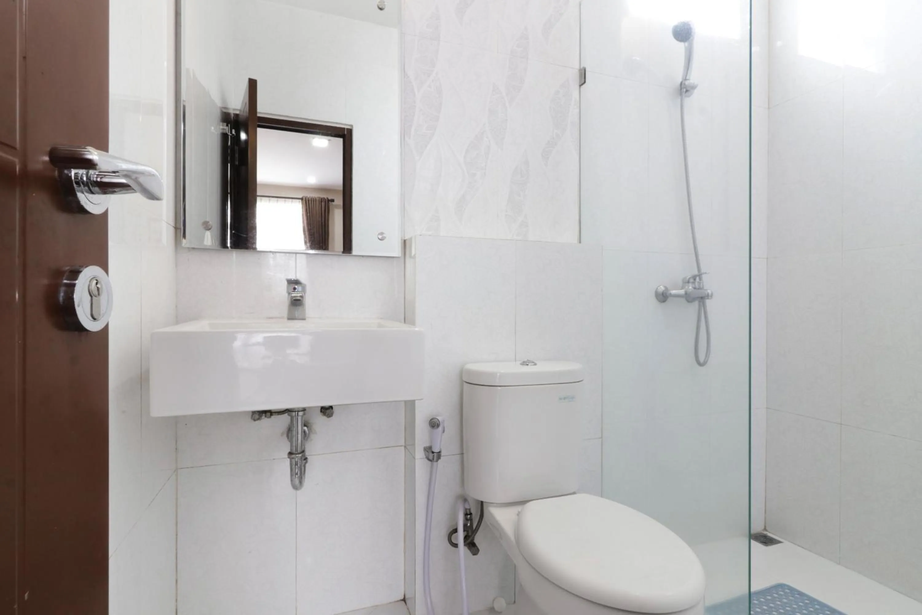 Shower in Jayagiri Guesthouse By Belgareti