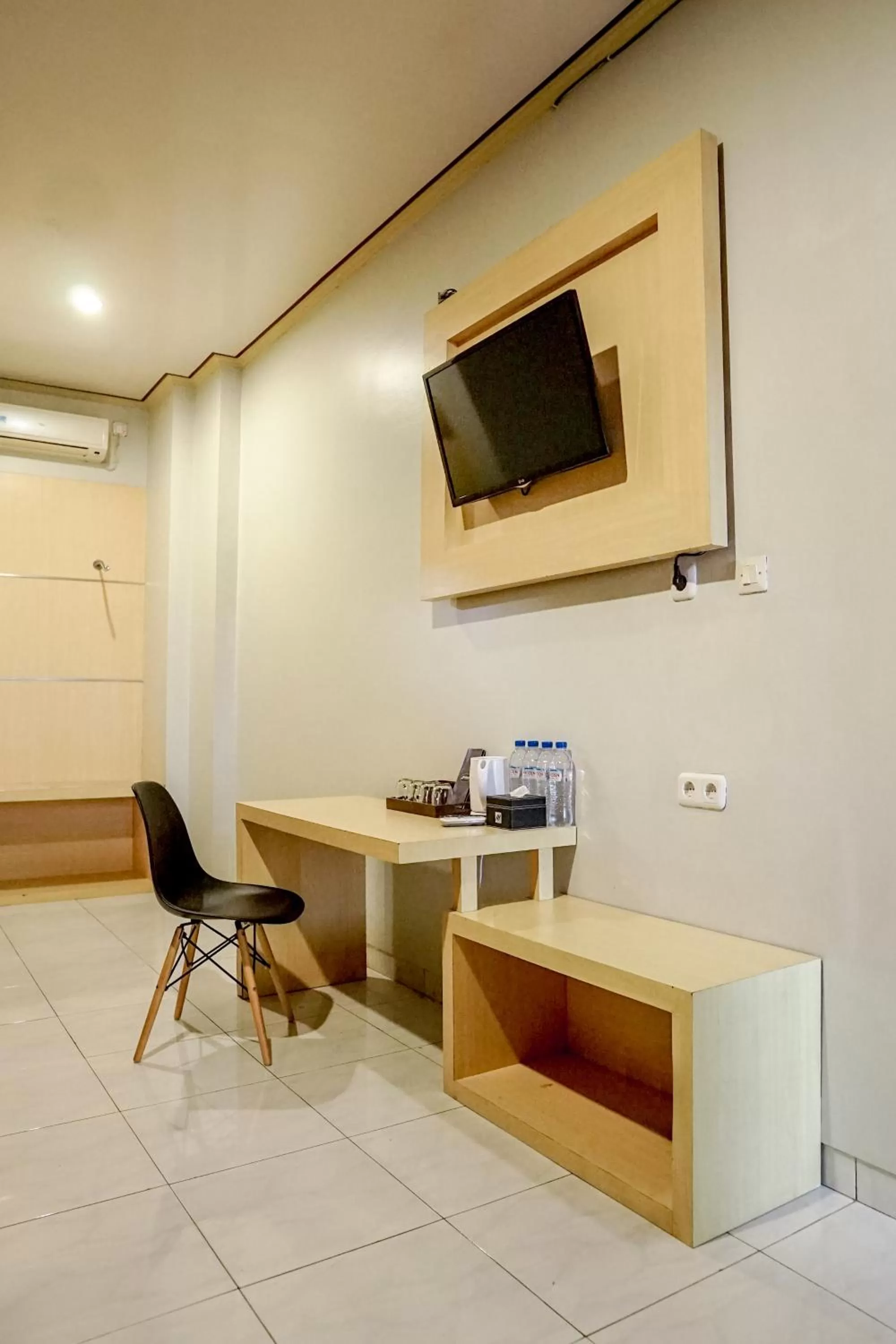 TV and multimedia in Airlangga Hotel