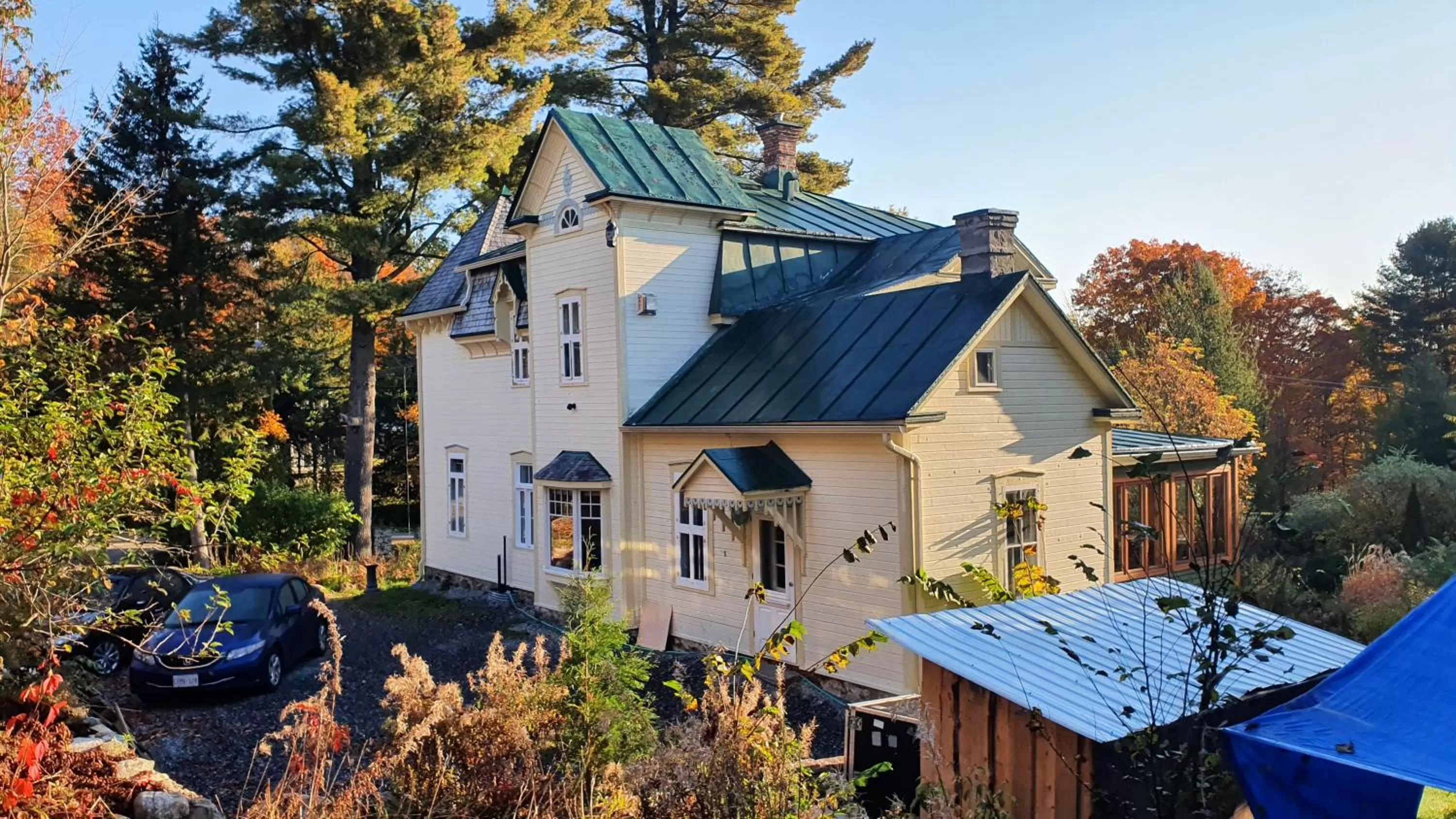 Property building in Le Salon des Inconnus