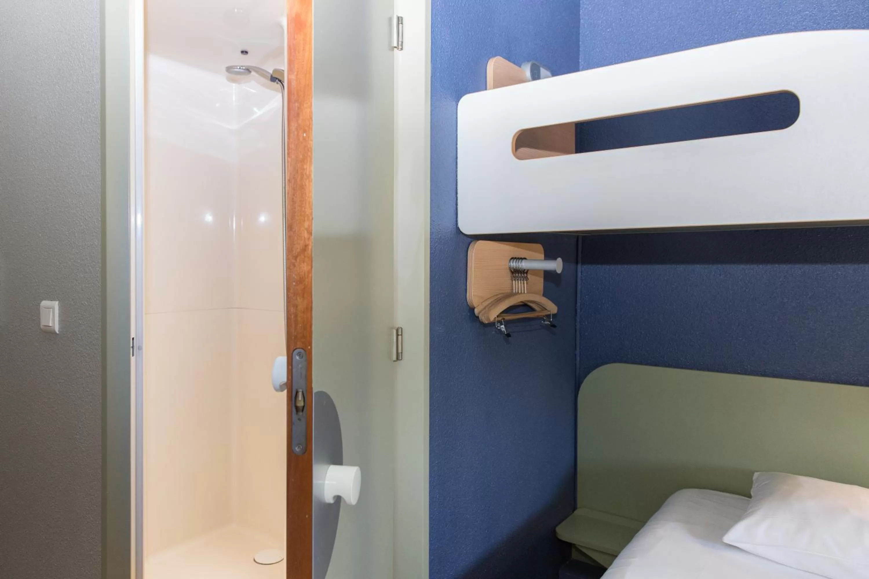 Shower, Bed in Ibis Budget Sisteron