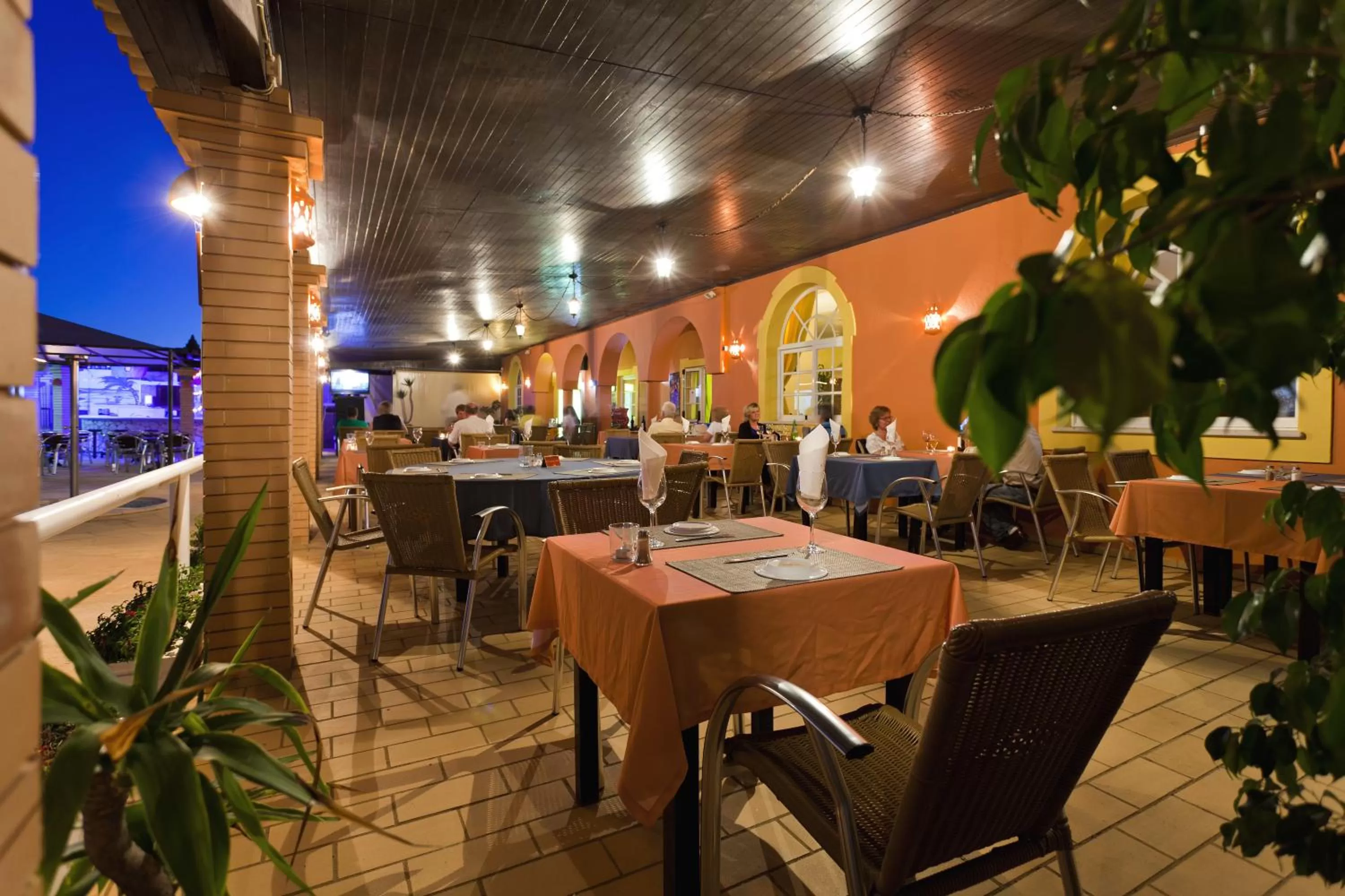 Restaurant/places to eat in Colina Village