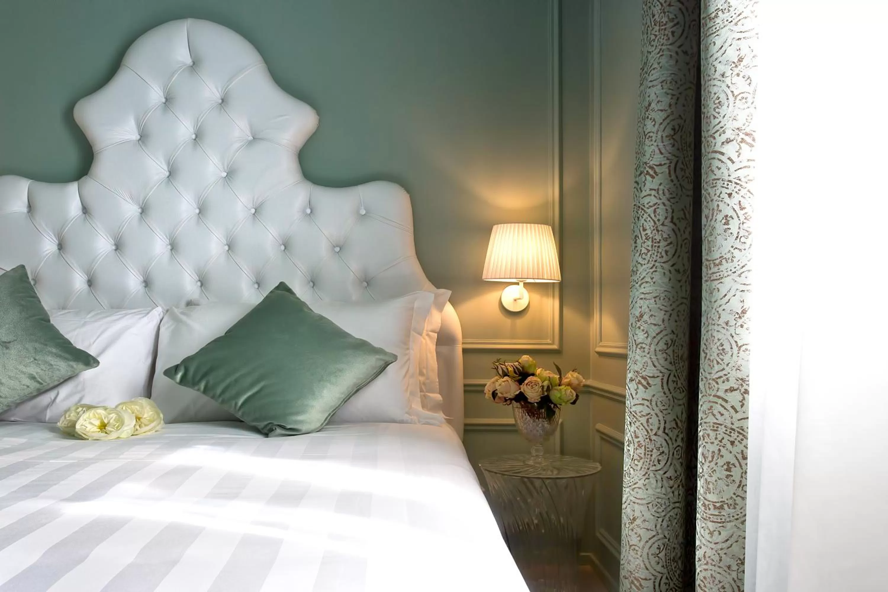 Bed in Aquamare, boutique b&b