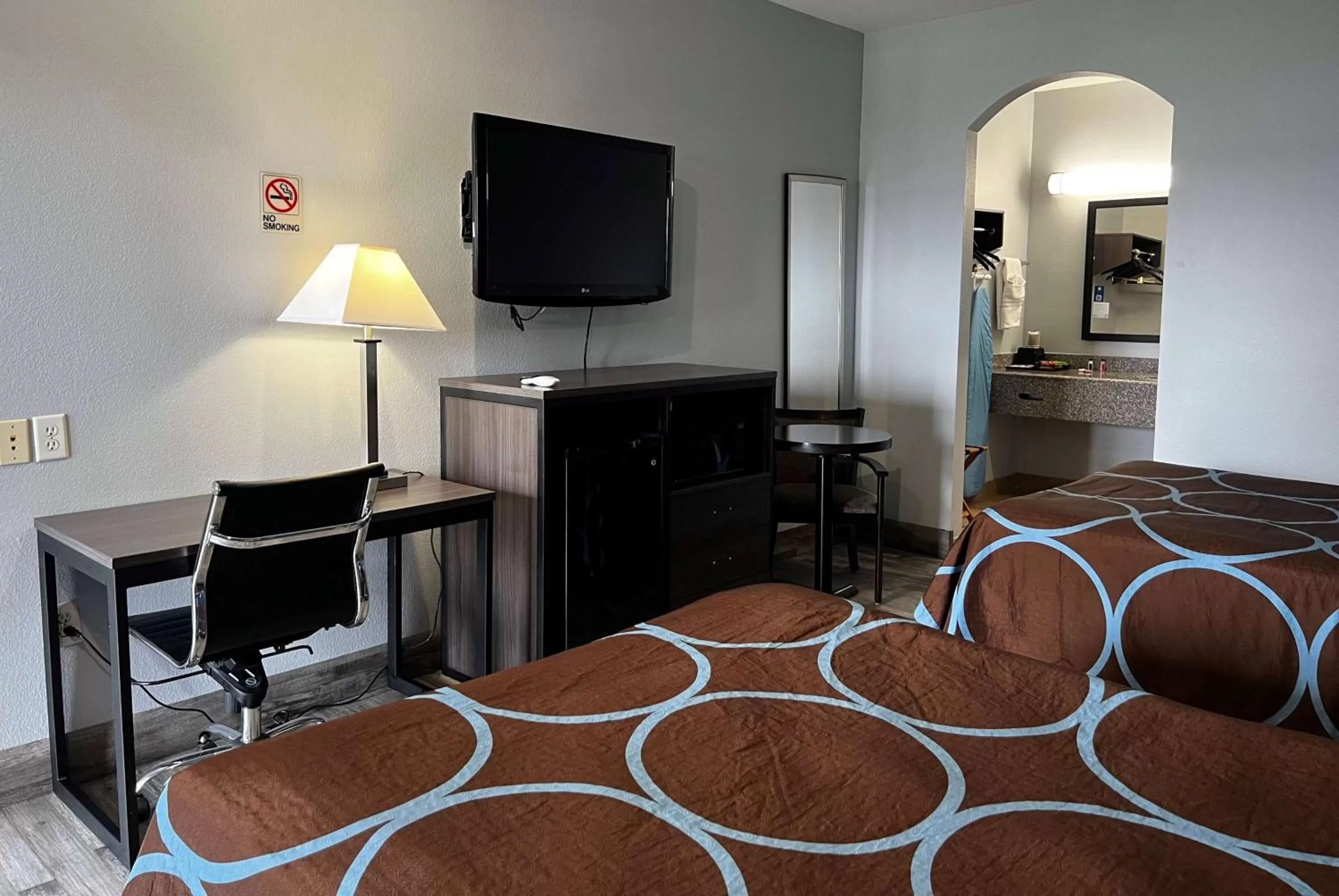 Photo of the whole room, Bed in Super 8 by Wyndham Houston North I-45