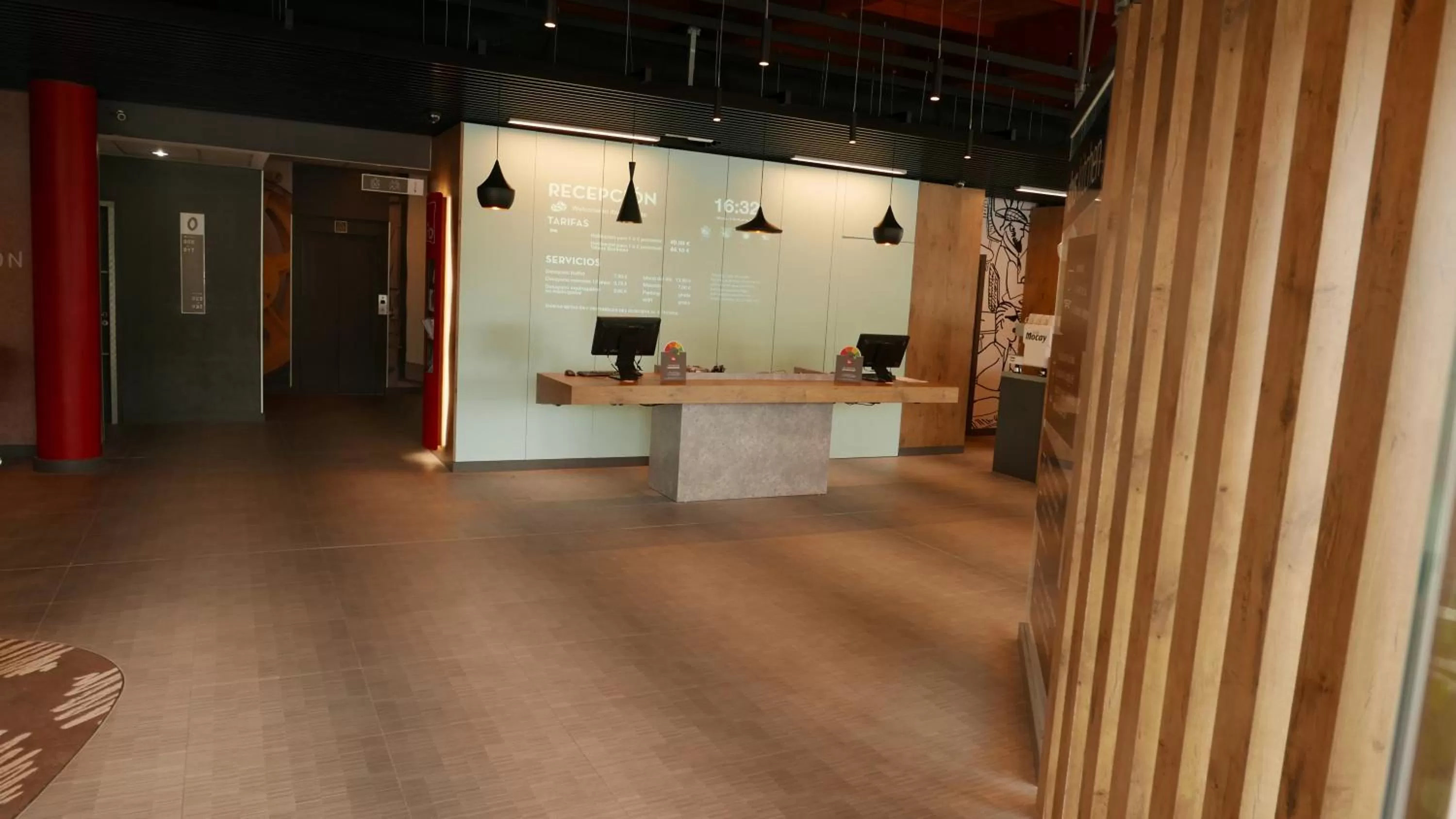 Lobby or reception in Ibis Hotel Alicante