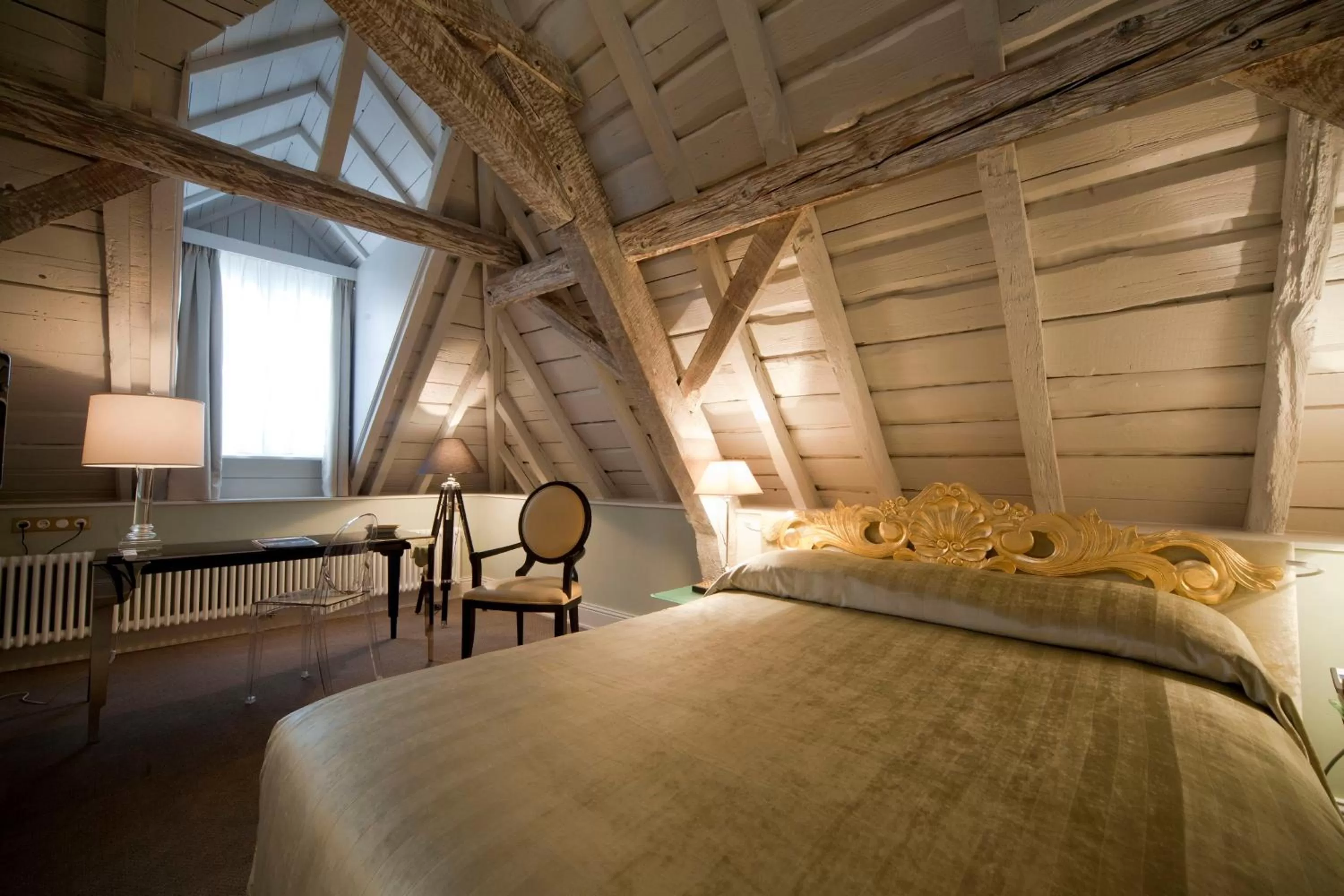 Bed in Hotel Le Place d'Armes - Relais & Châteaux