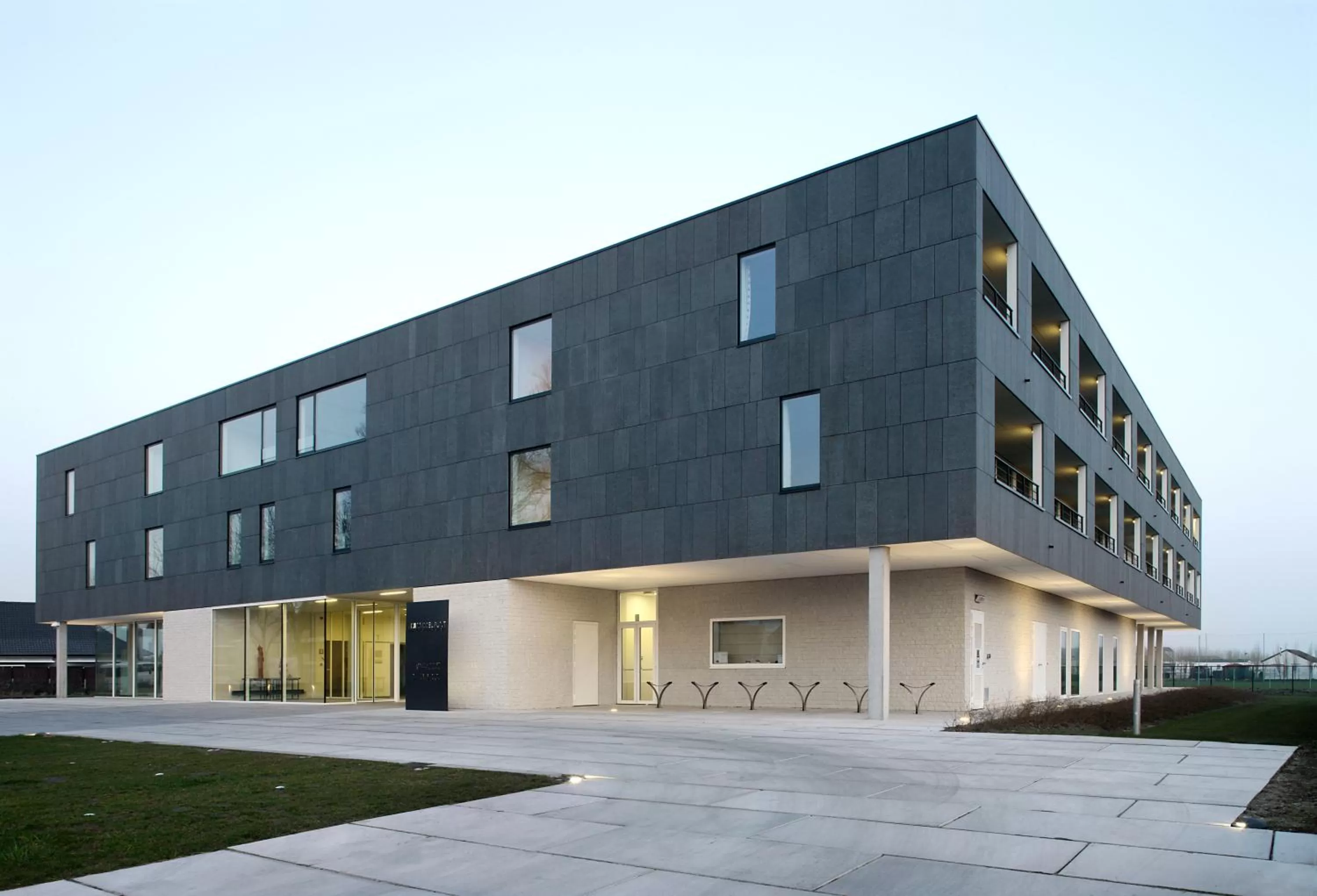 Facade/entrance in Hotel Middelpunt - Gratis Parking - Ontbijt inbegrepen! Nieuwjaarsbrunch 01 januari, op 31 december restaurant gesloten