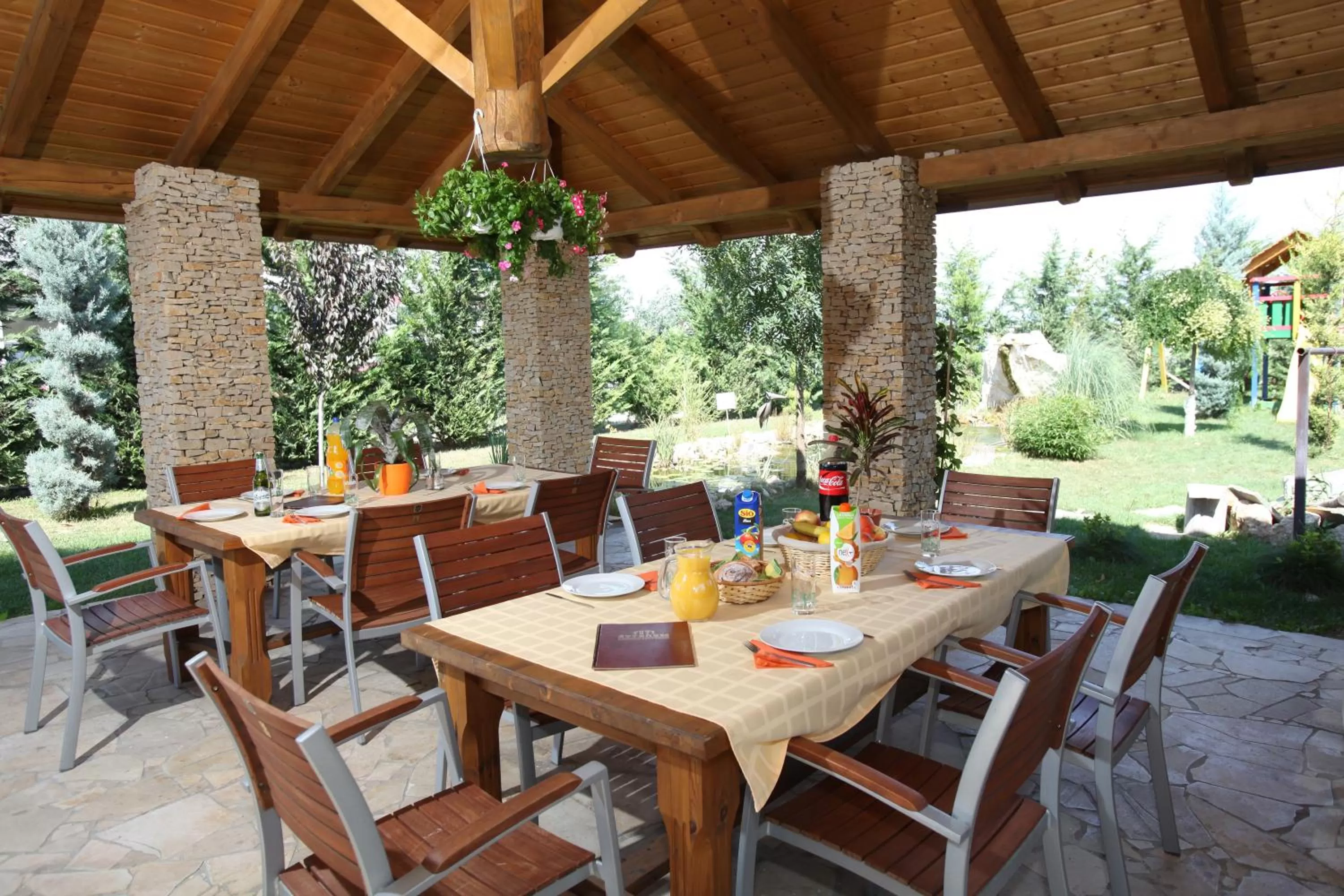 Garden, Restaurant/Places to Eat in Airport Szálló