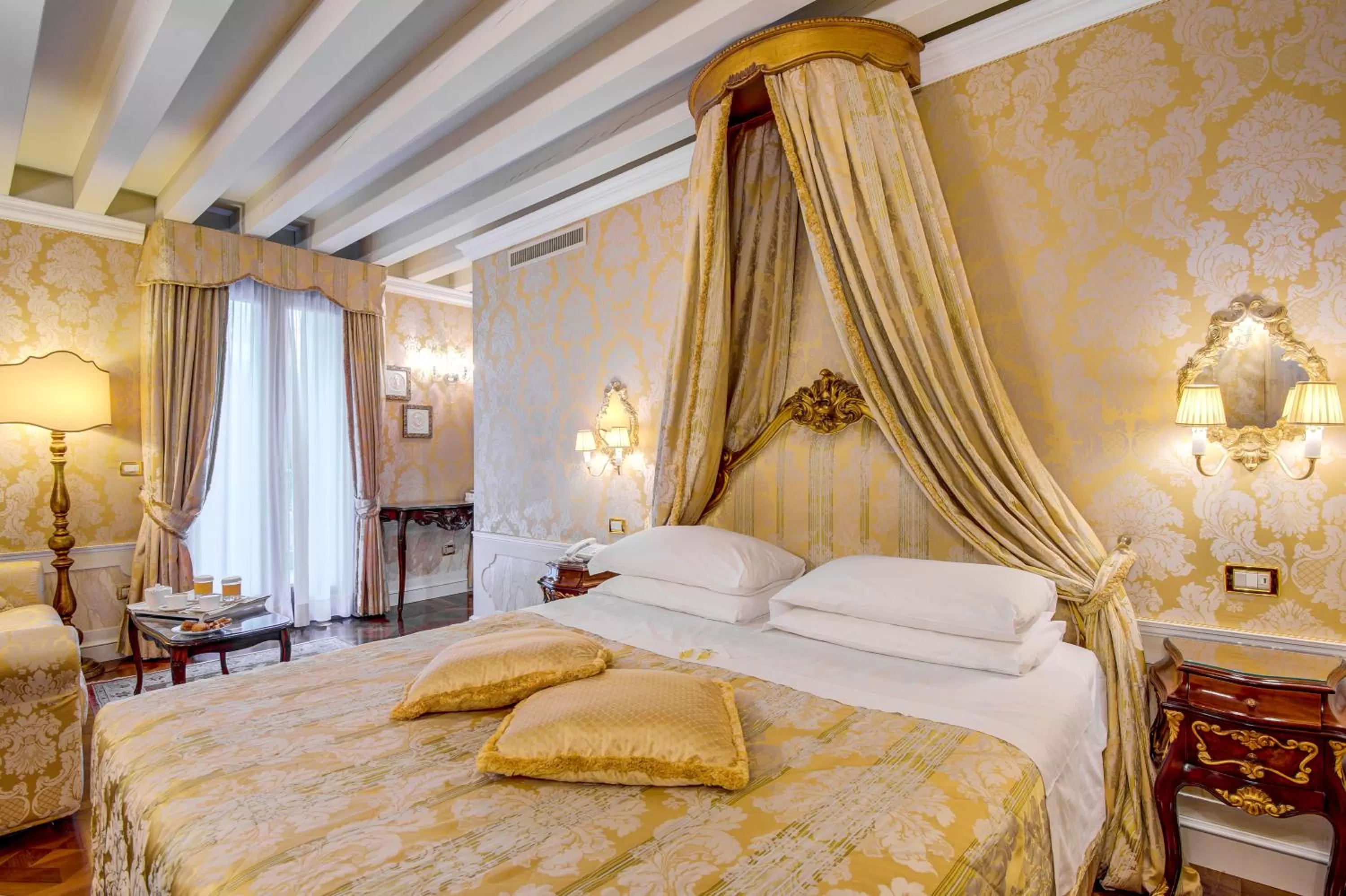 Living room, Bed in Canal Grande