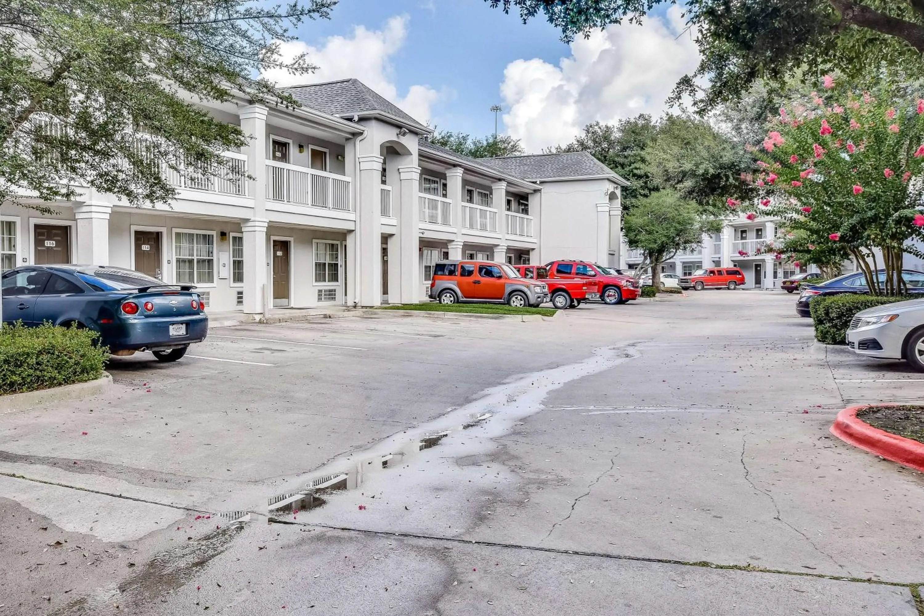 Property building in Studio 6-Houston, TX - Hobby South