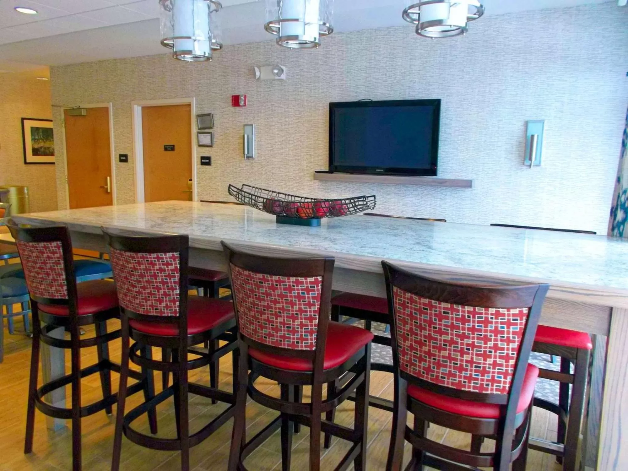 Dining area in Hampton Inn Freeport/Brunswick