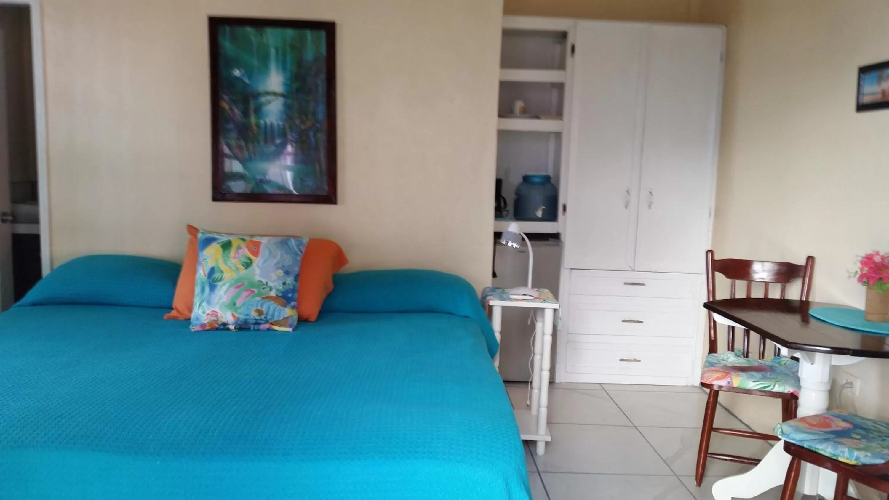 Photo of the whole room, Bed in Barefoot Beach Belize