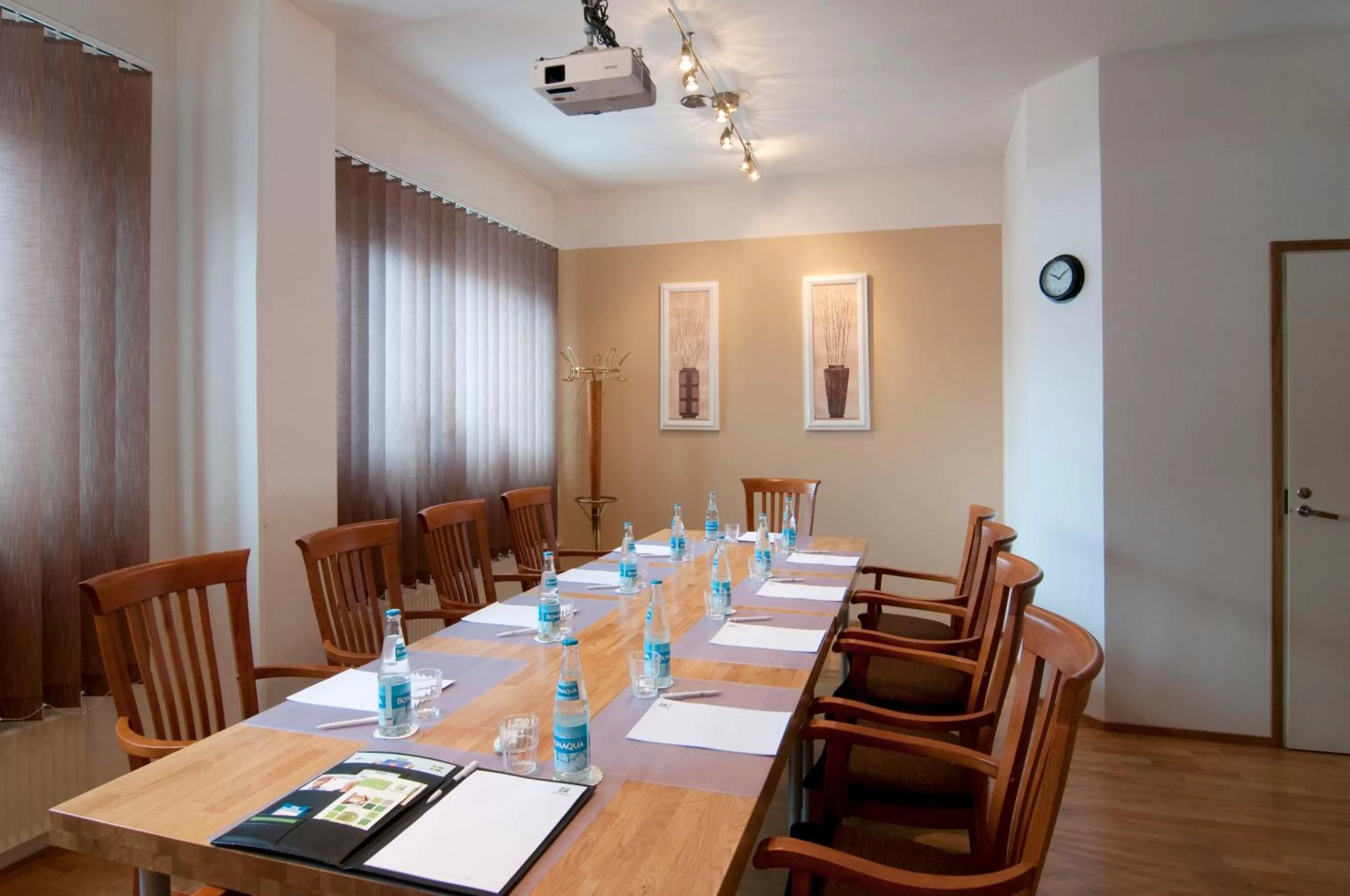 Meeting/conference room in Holiday Inn Helsinki-Vantaa Airport by IHG