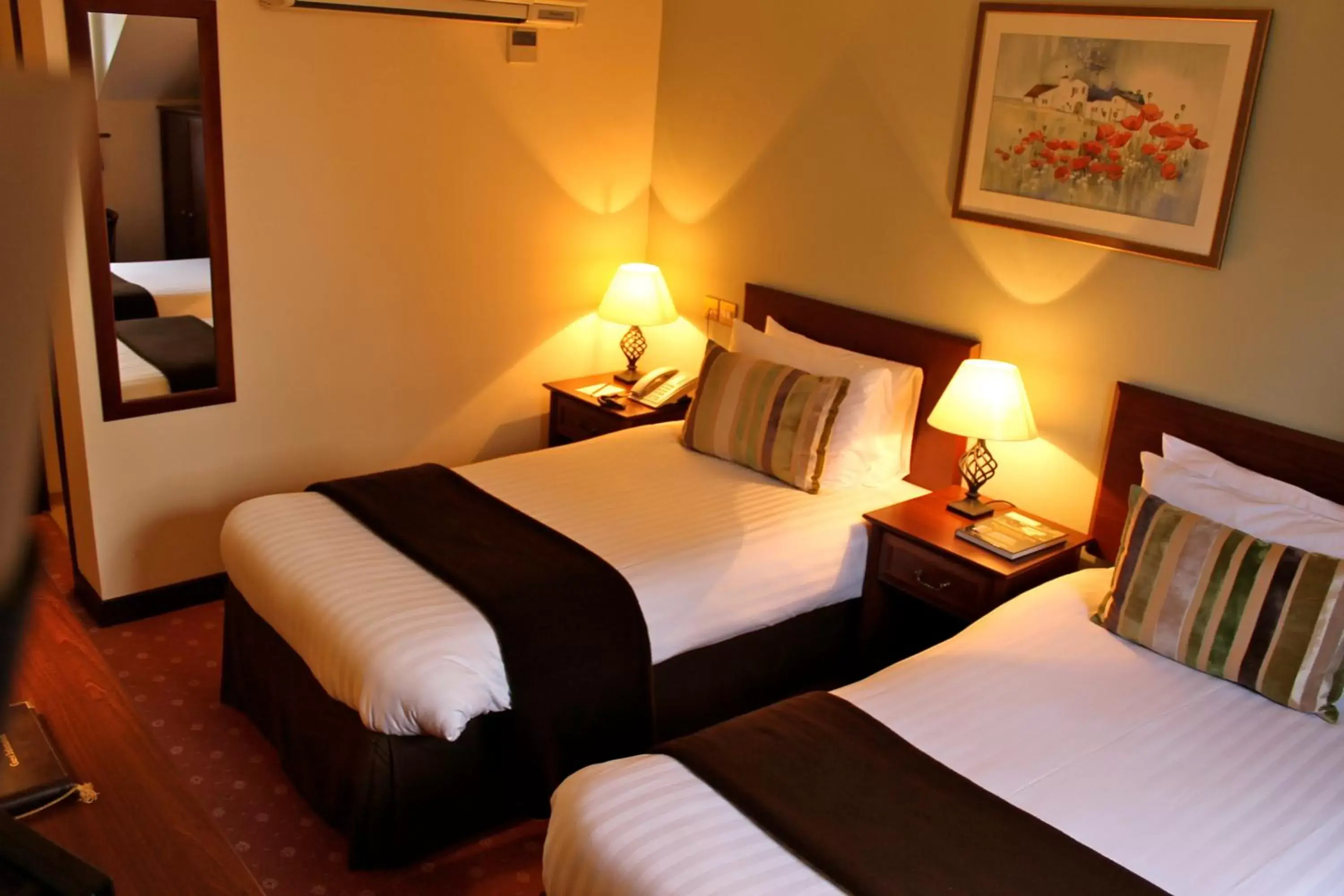 Standard Twin Room in Ellington Lodge at The Concorde Standard Twin Room in Ellington Lodge at The Concorde