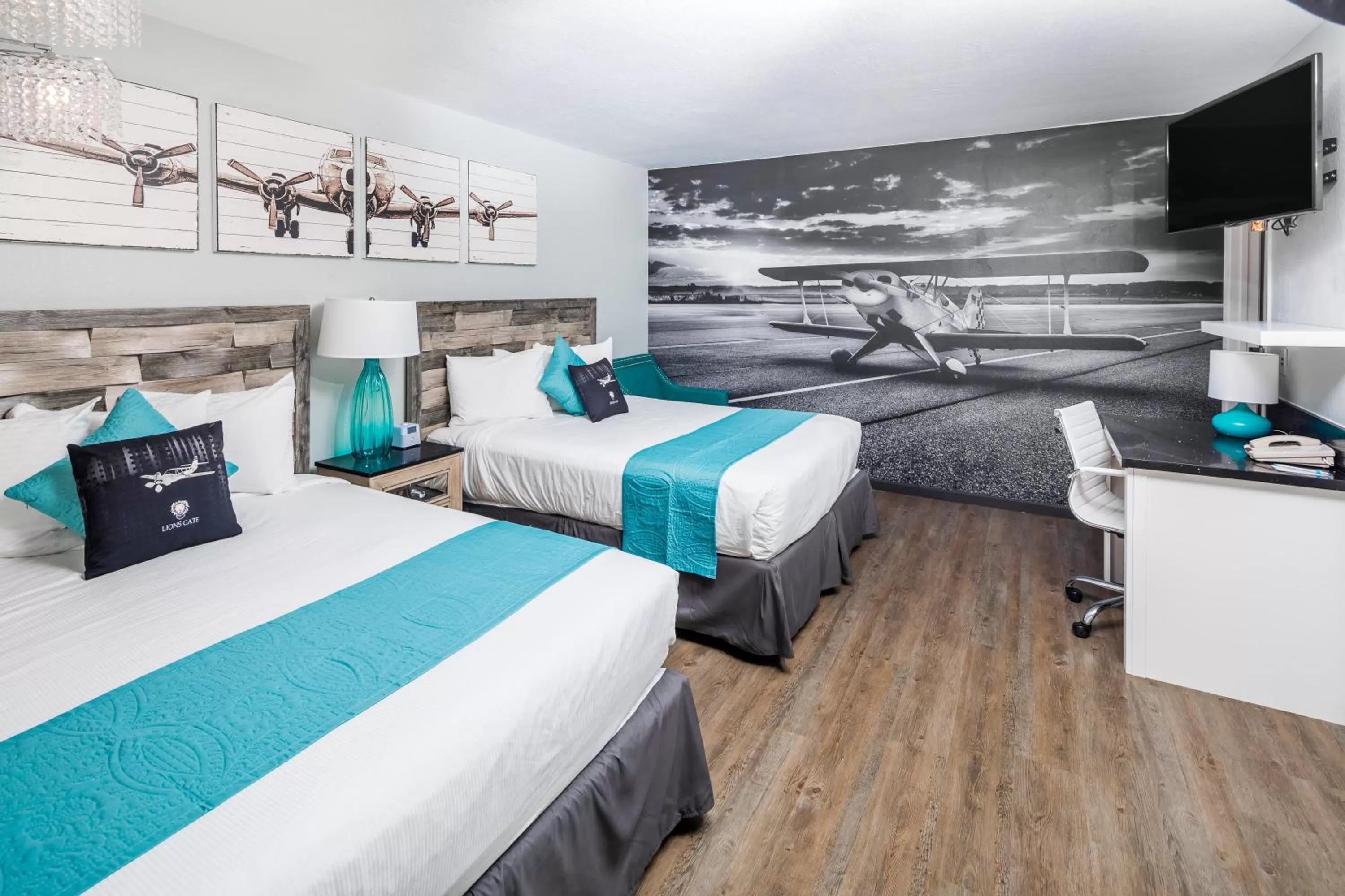 Bedroom, Bed in Lions Gate Hotel