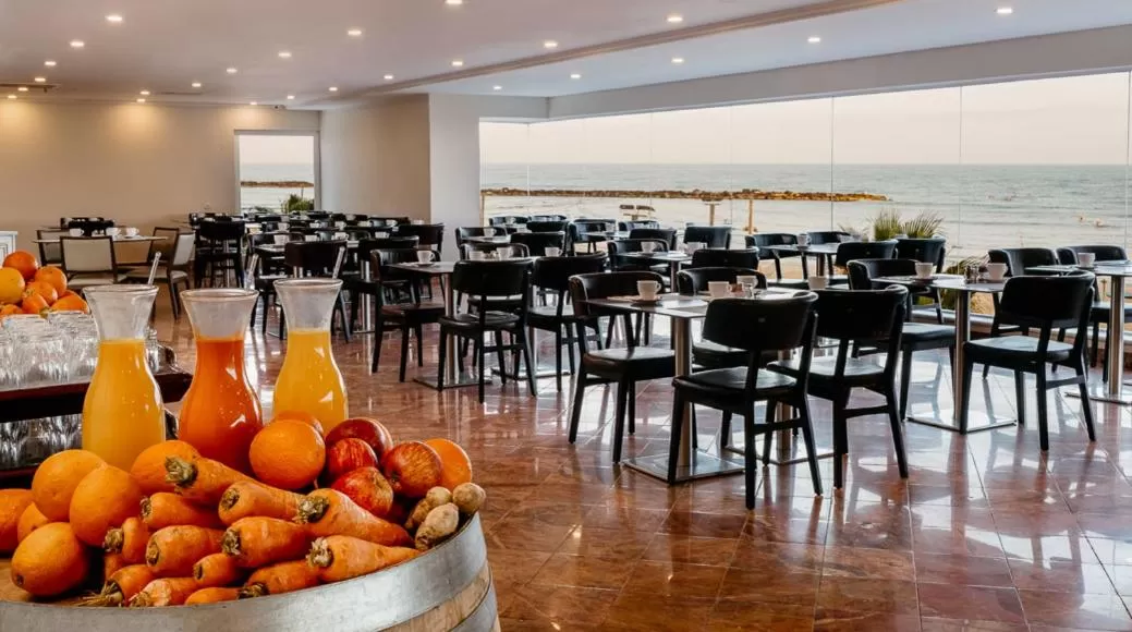 Restaurant/places to eat in Crowne Plaza Tel Aviv Beach by IHG