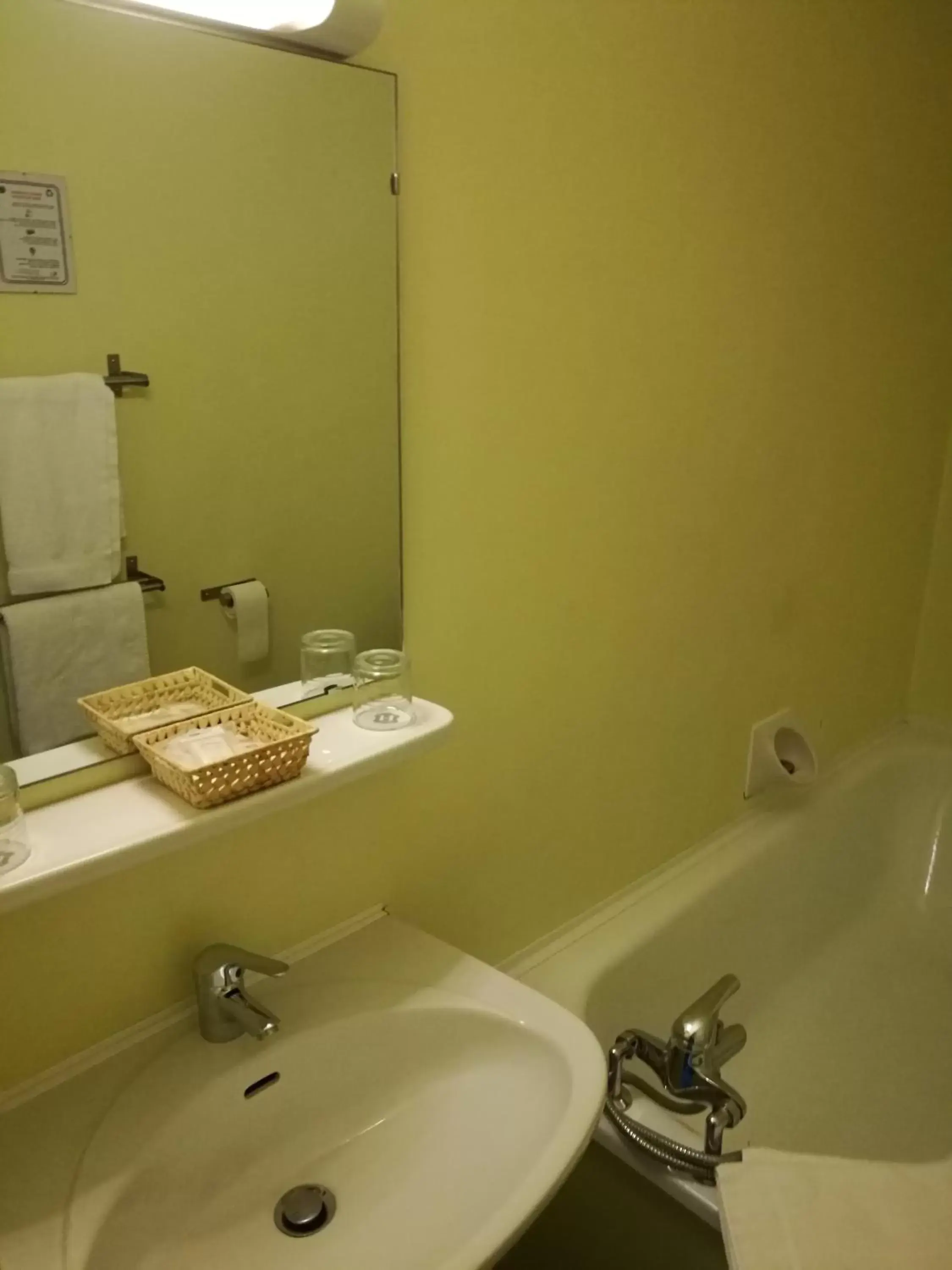 Twin Room in Lys Hôtel Twin Room in Lys Hôtel