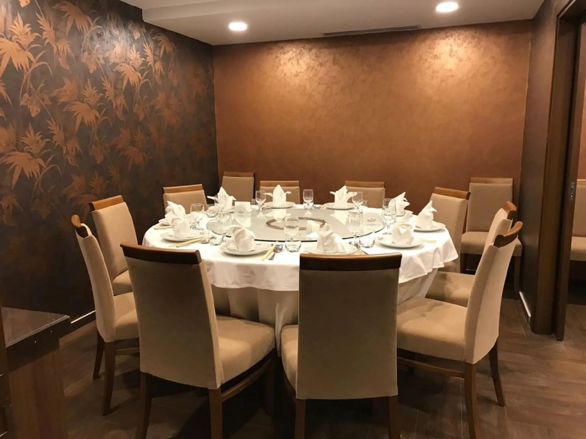 Restaurant/places to eat in Regard Hotel