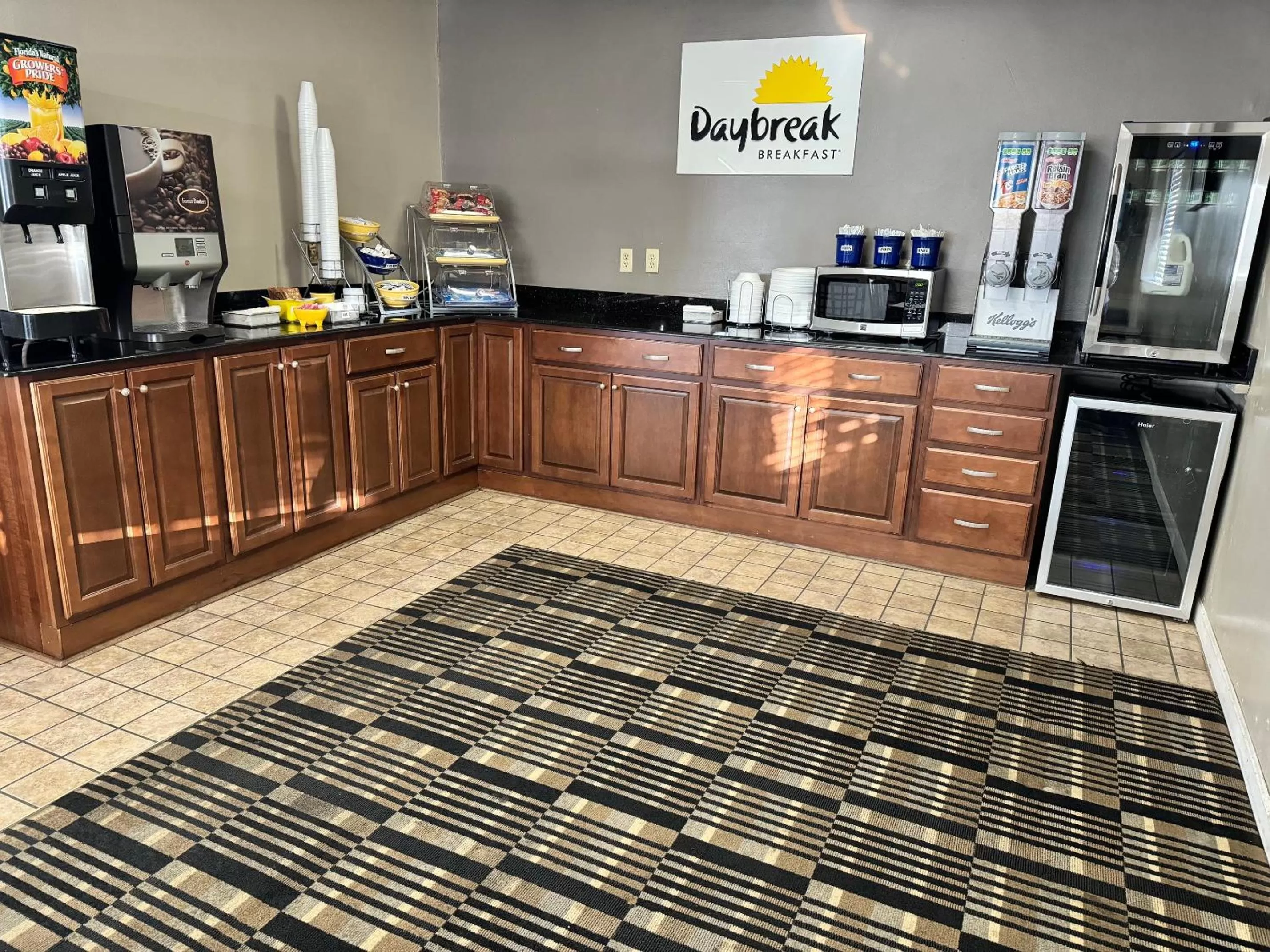 Breakfast, Kitchen/Kitchenette in Days Inn by Wyndham Cloverdale Greencastle