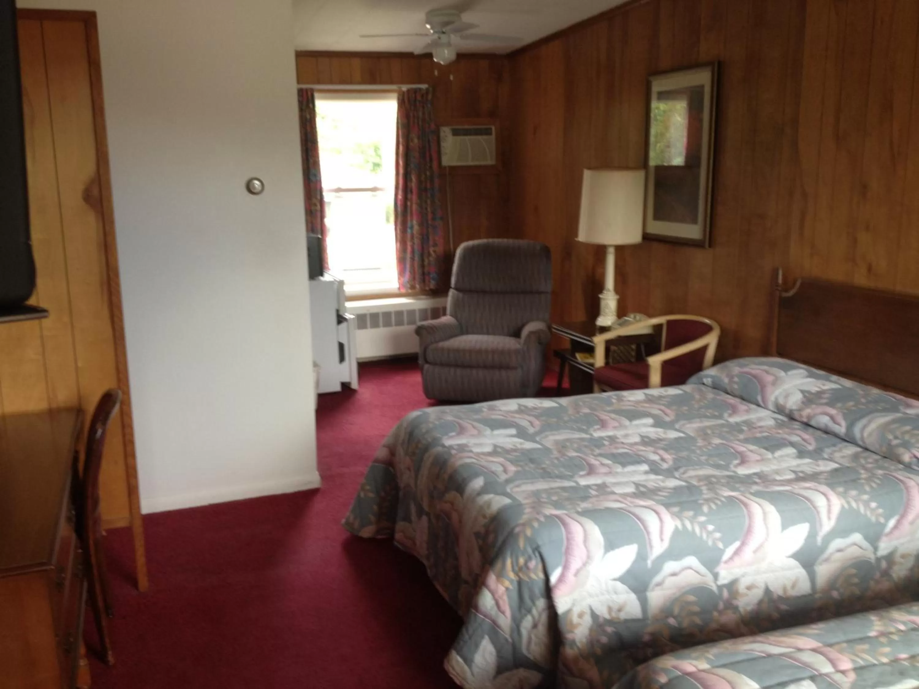 Day, Bed in Northern Peaks Motor Inn