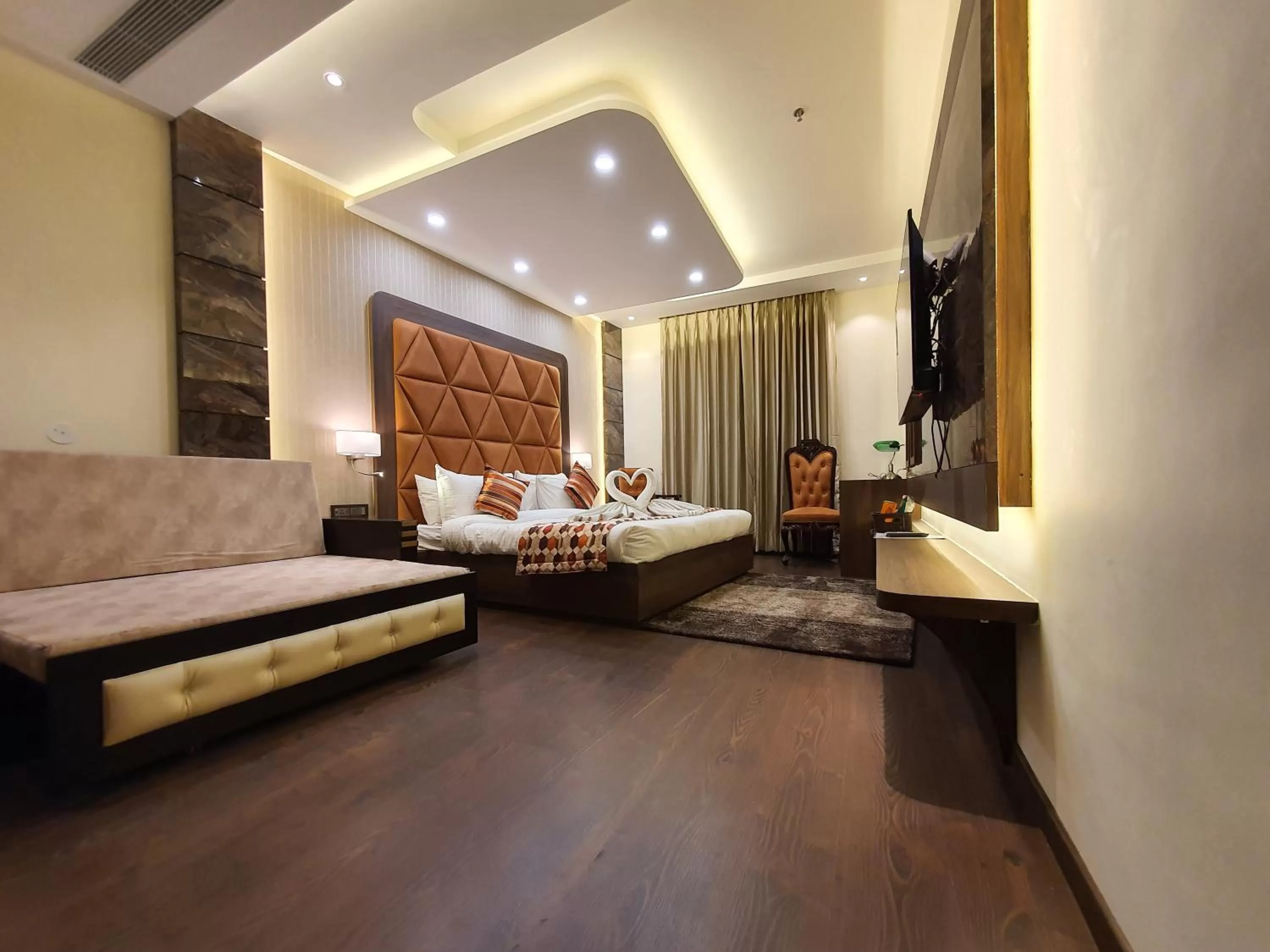 Bed in Hotel Makhan Residency