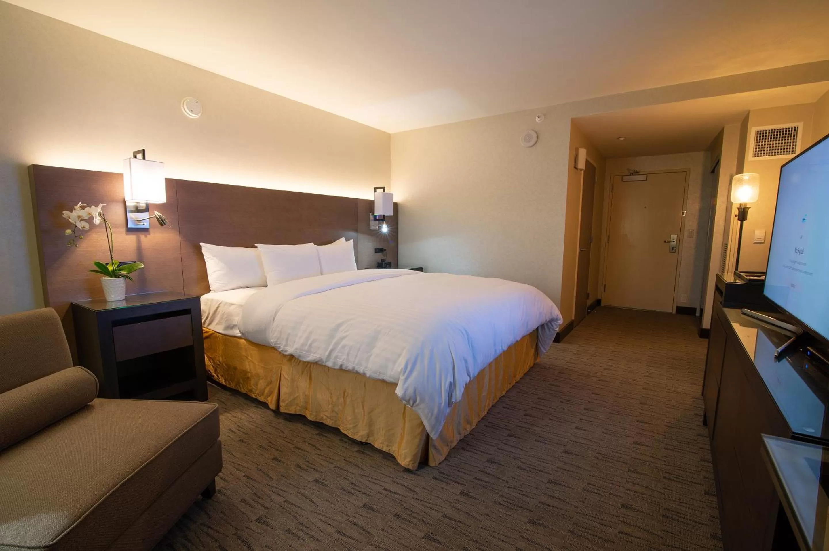 Bed in Miyako Hotel Los Angeles