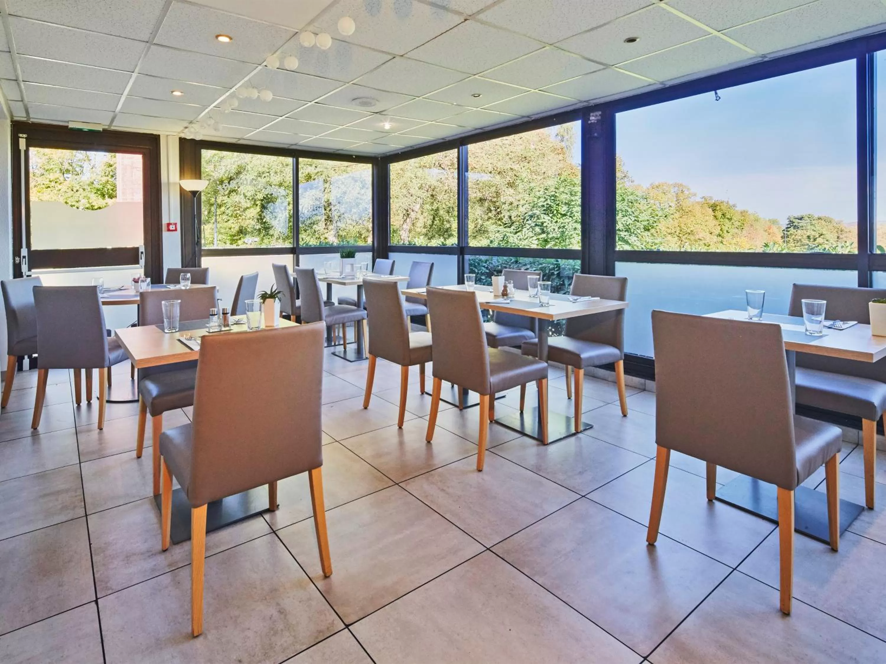 Restaurant/Places to Eat in Kyriad - Ecouen la Croix Verte