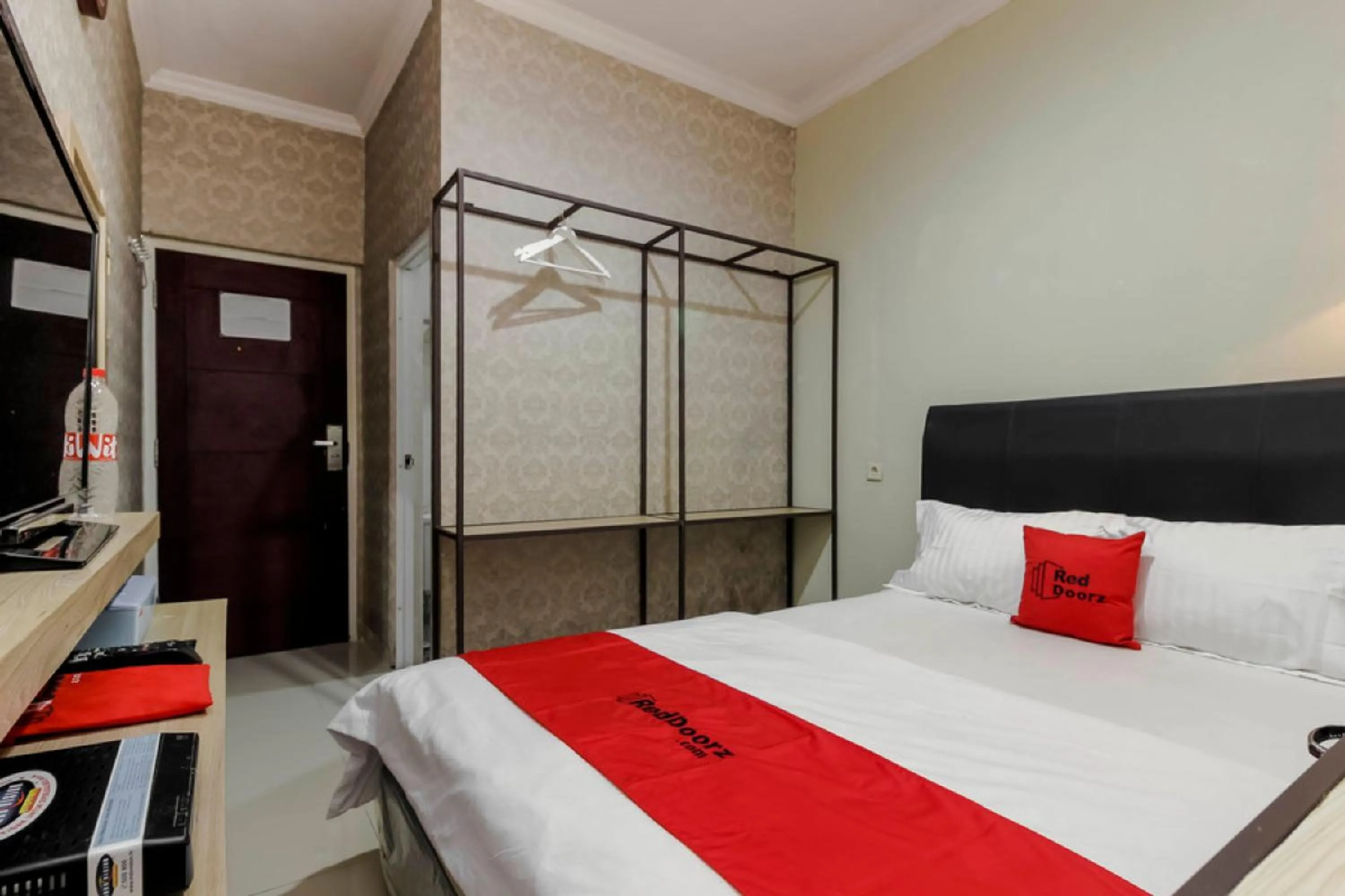 Bedroom, Bed in RedDoorz Plus near Lippo Cikarang Mall