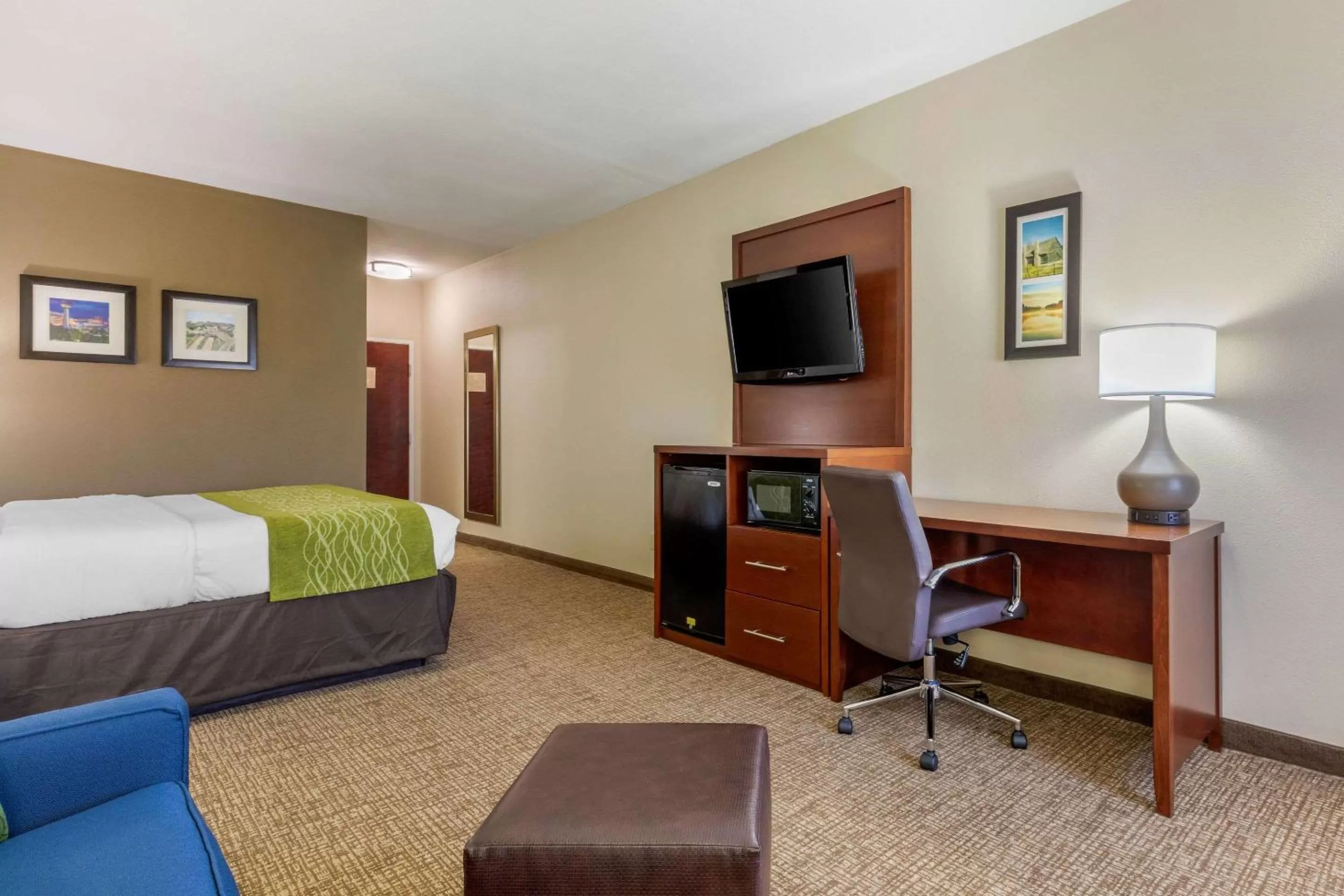 Photo of the whole room, Bed in Comfort Inn Lenoir City-Knoxville