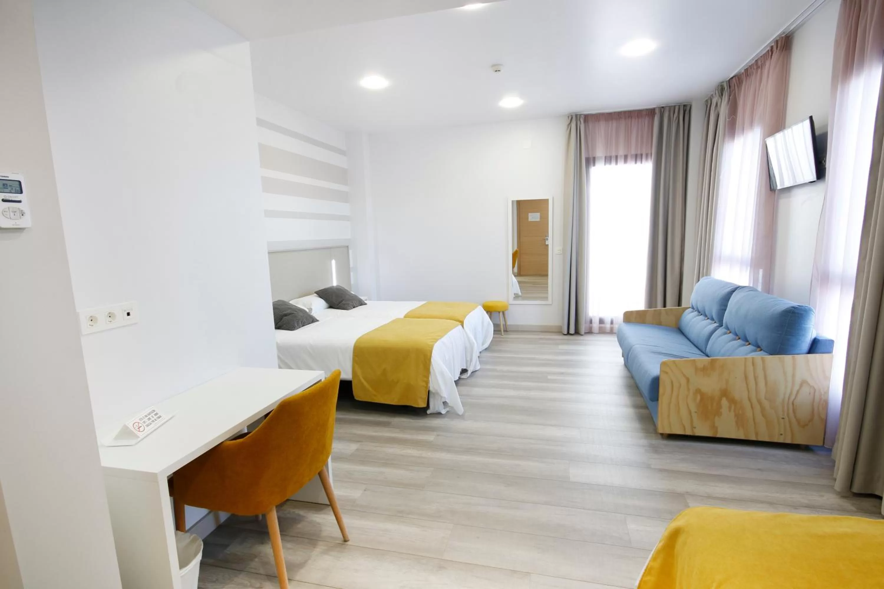 Photo of the whole room in Hotel Leo