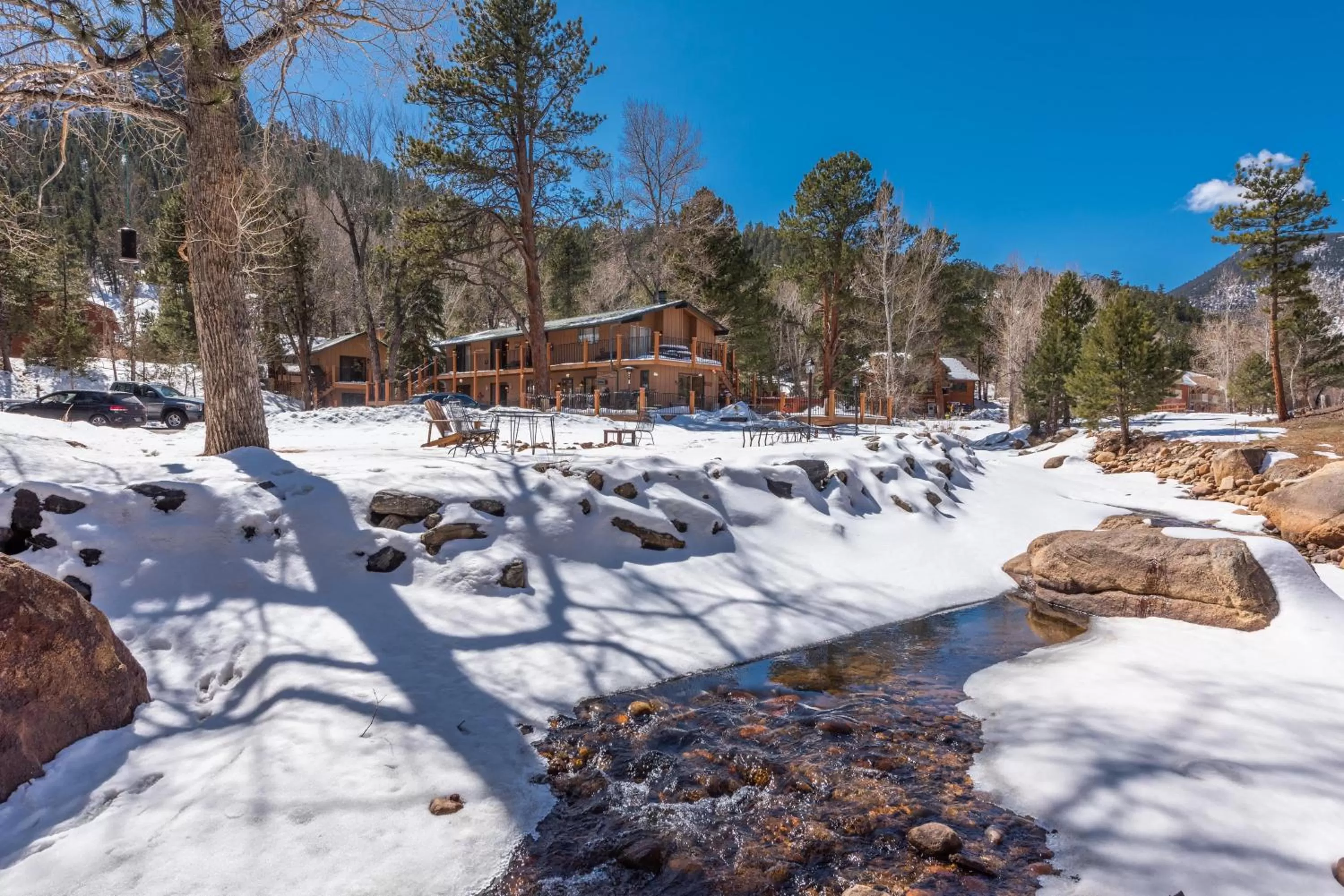 4 Seasons Inn on Fall River