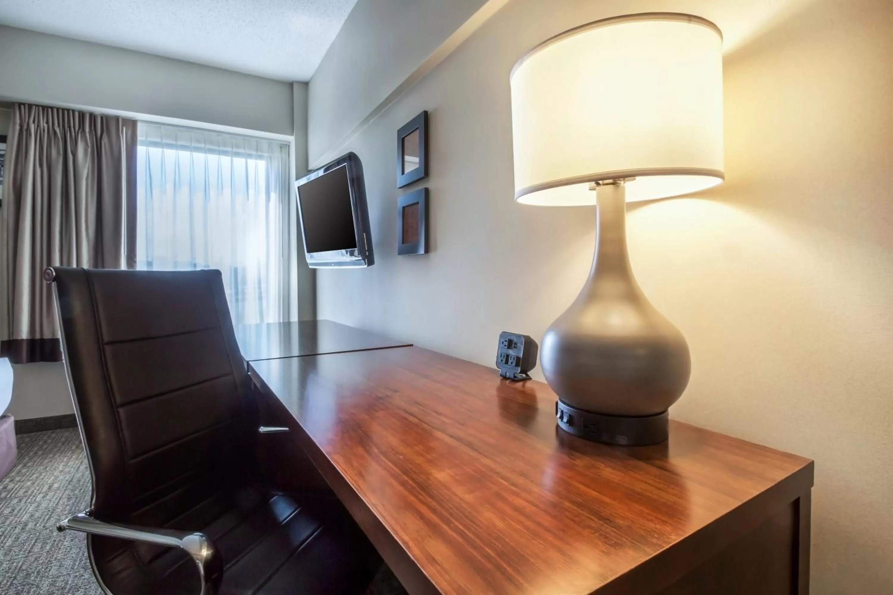 Seating area in Comfort Suites at Woodbridge