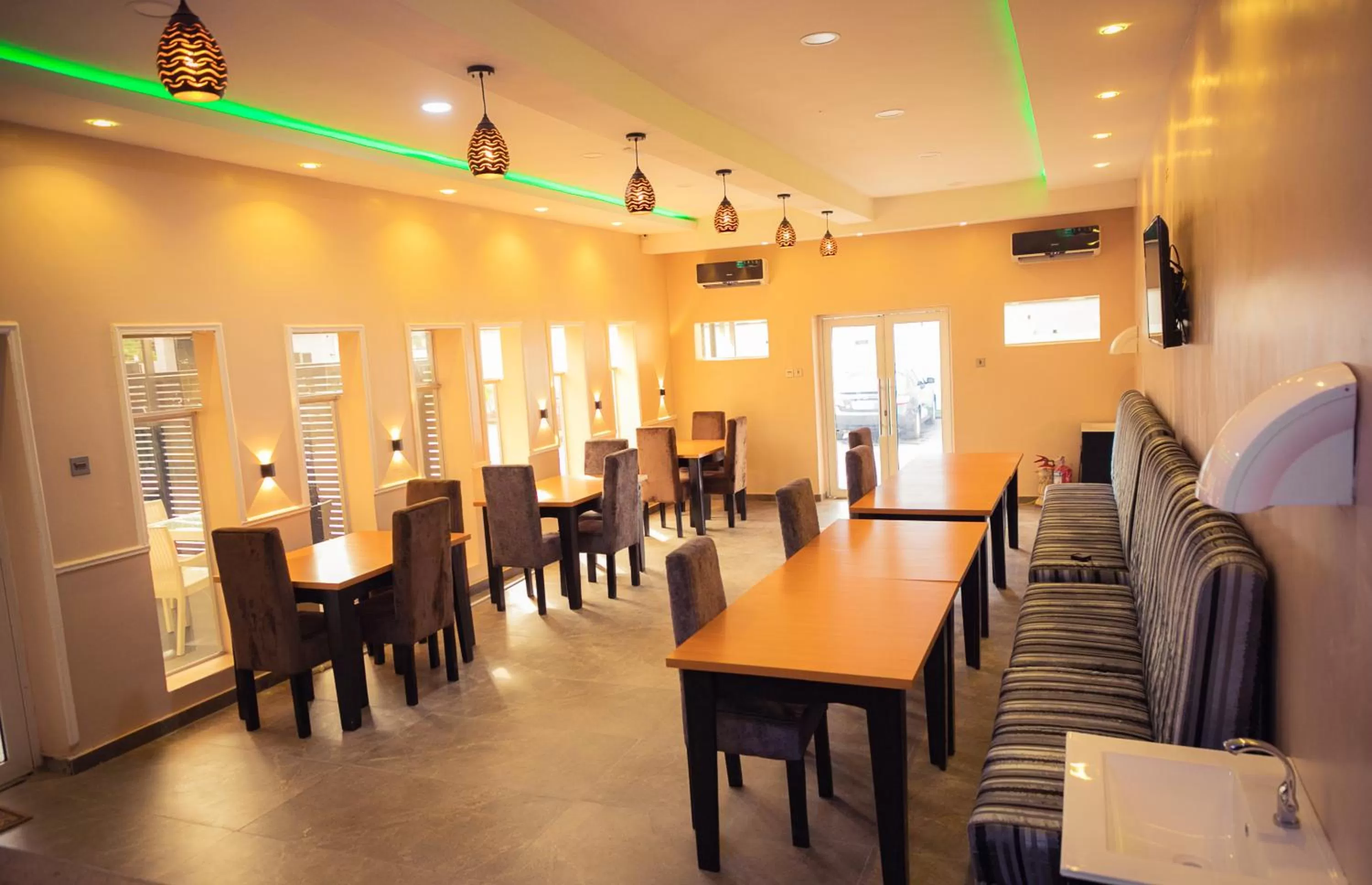 Restaurant/Places to Eat in Beniks courtyard Hotel