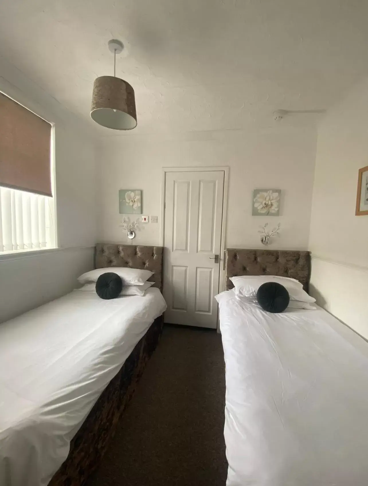 Twin Room with Shower in Mayfair Hotel Twin Room with Shower in Mayfair Hotel